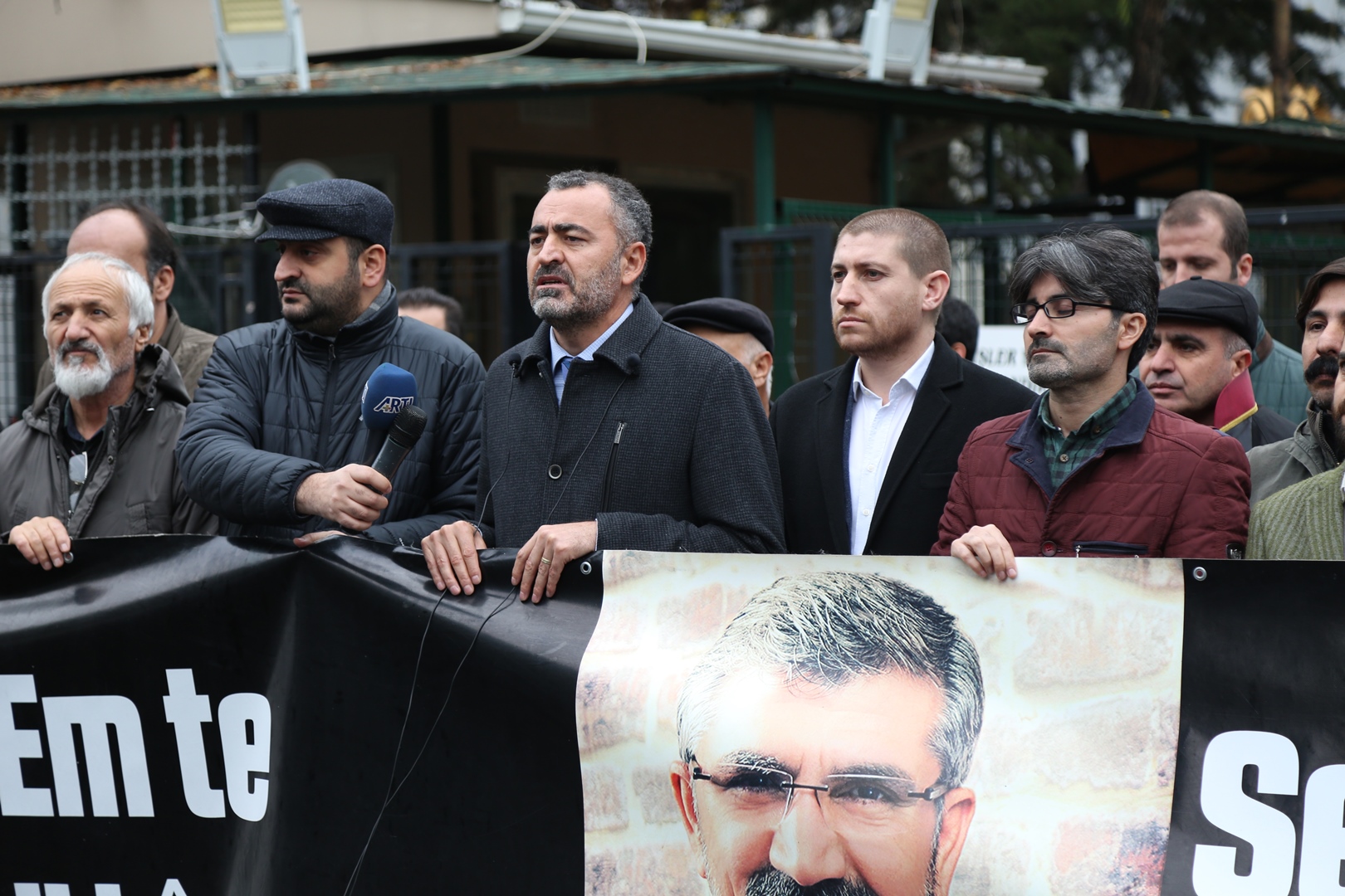 Baro Başkanımız Tahir ELÇİ'nin Katledilişinin 206. Haftası Anma Etkinliği Diyarbakır Adliyesi Önünde Gerçekleştirildi... — 2