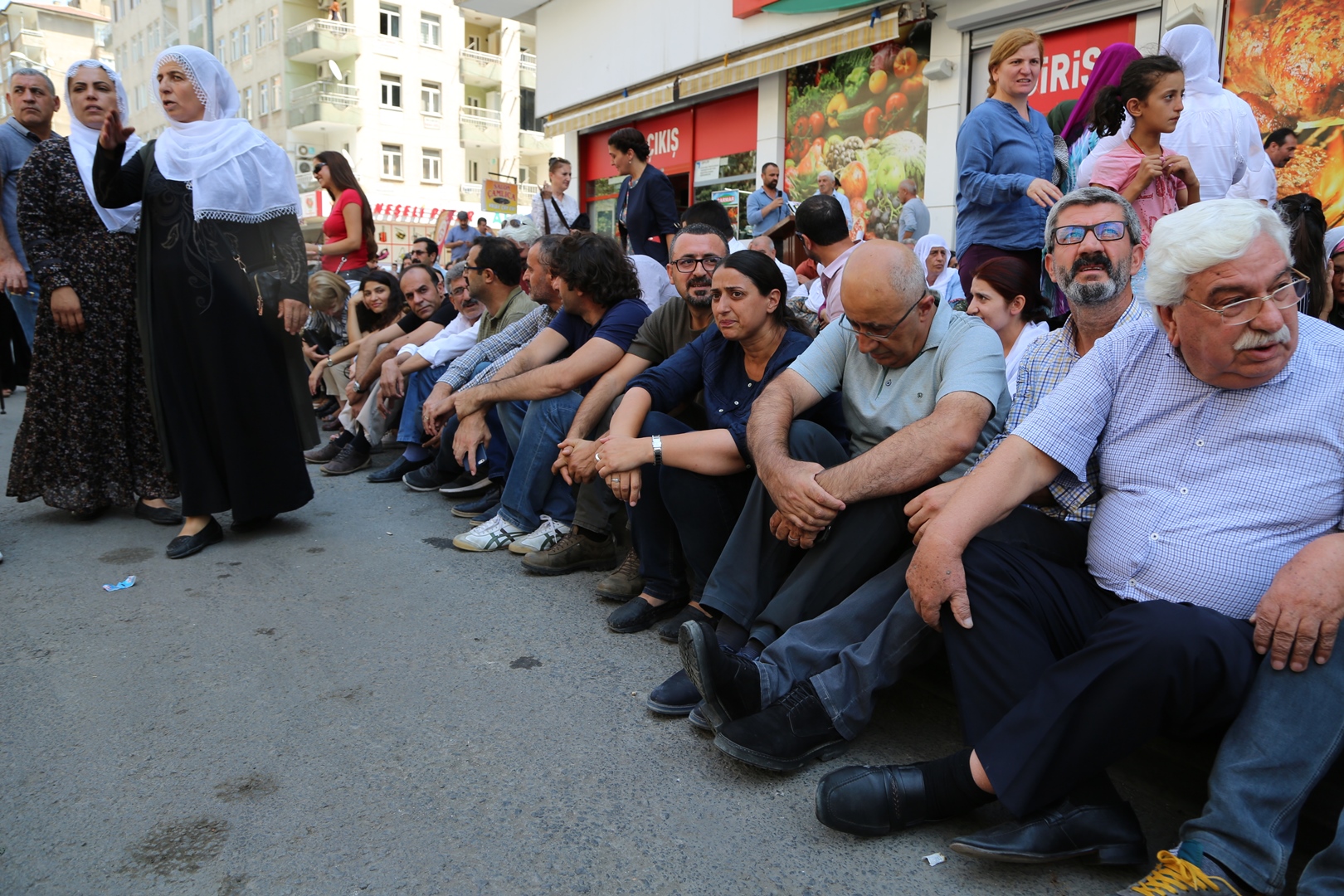 Baroya Me Destek da Gelê me yê Amedê ku Tayîn kirina Qeyûman Protesto Dike… — 1