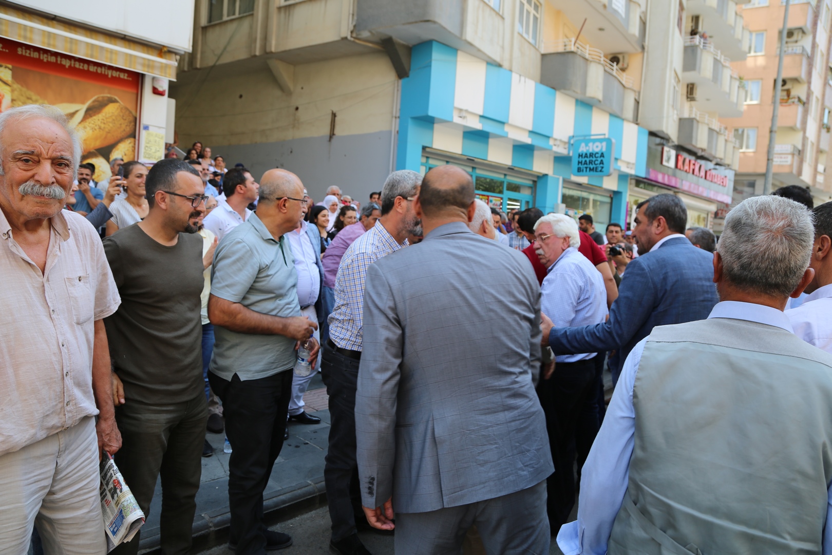 Baroya Me Destek da Gelê me yê Amedê ku Tayîn kirina Qeyûman Protesto Dike… — 8