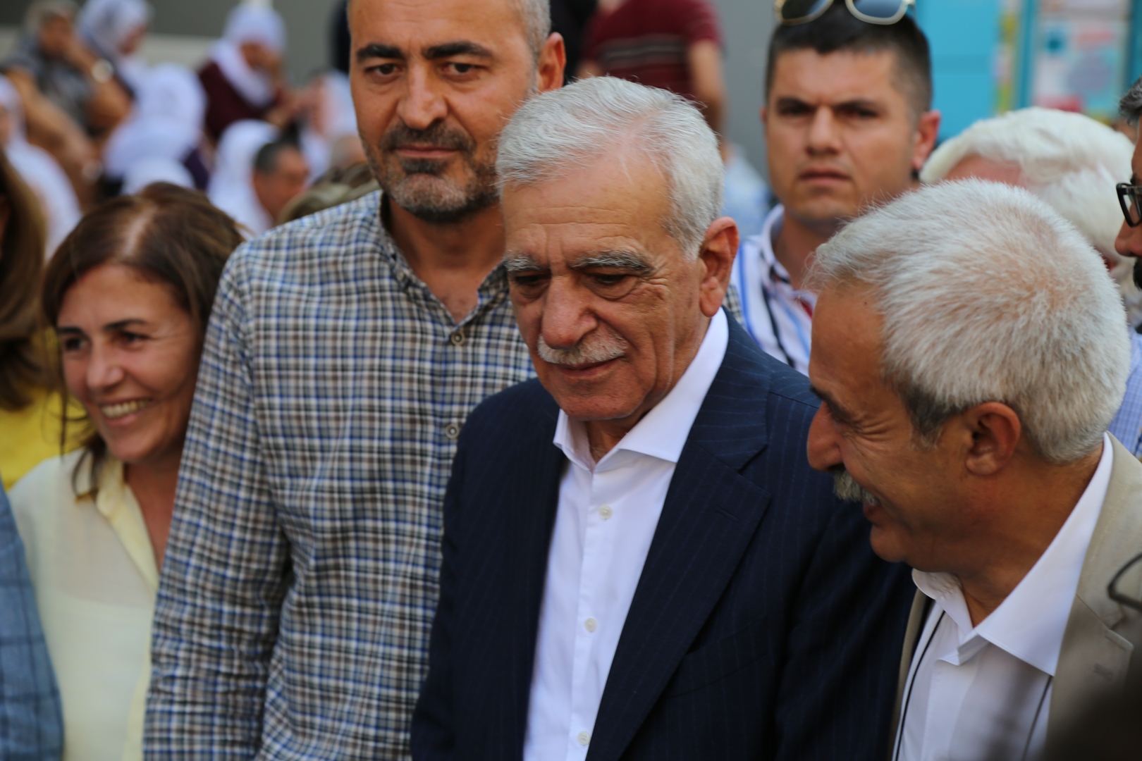 Baroya Me Destek da Gelê me yê Amedê ku Tayîn kirina Qeyûman Protesto Dike… — 9