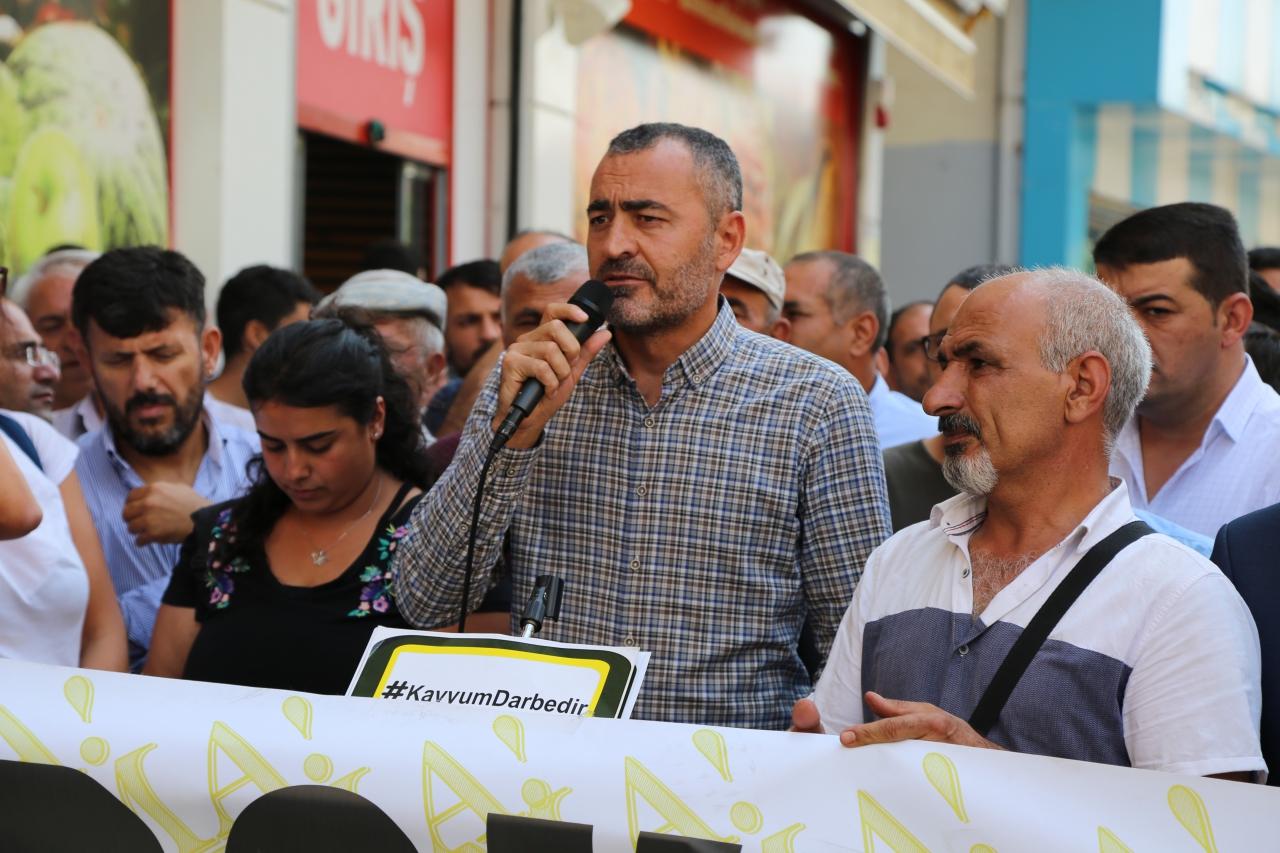 Baroya Me Destek da Gelê me yê Amedê ku Tayîn kirina Qeyûman Protesto Dike… — 10