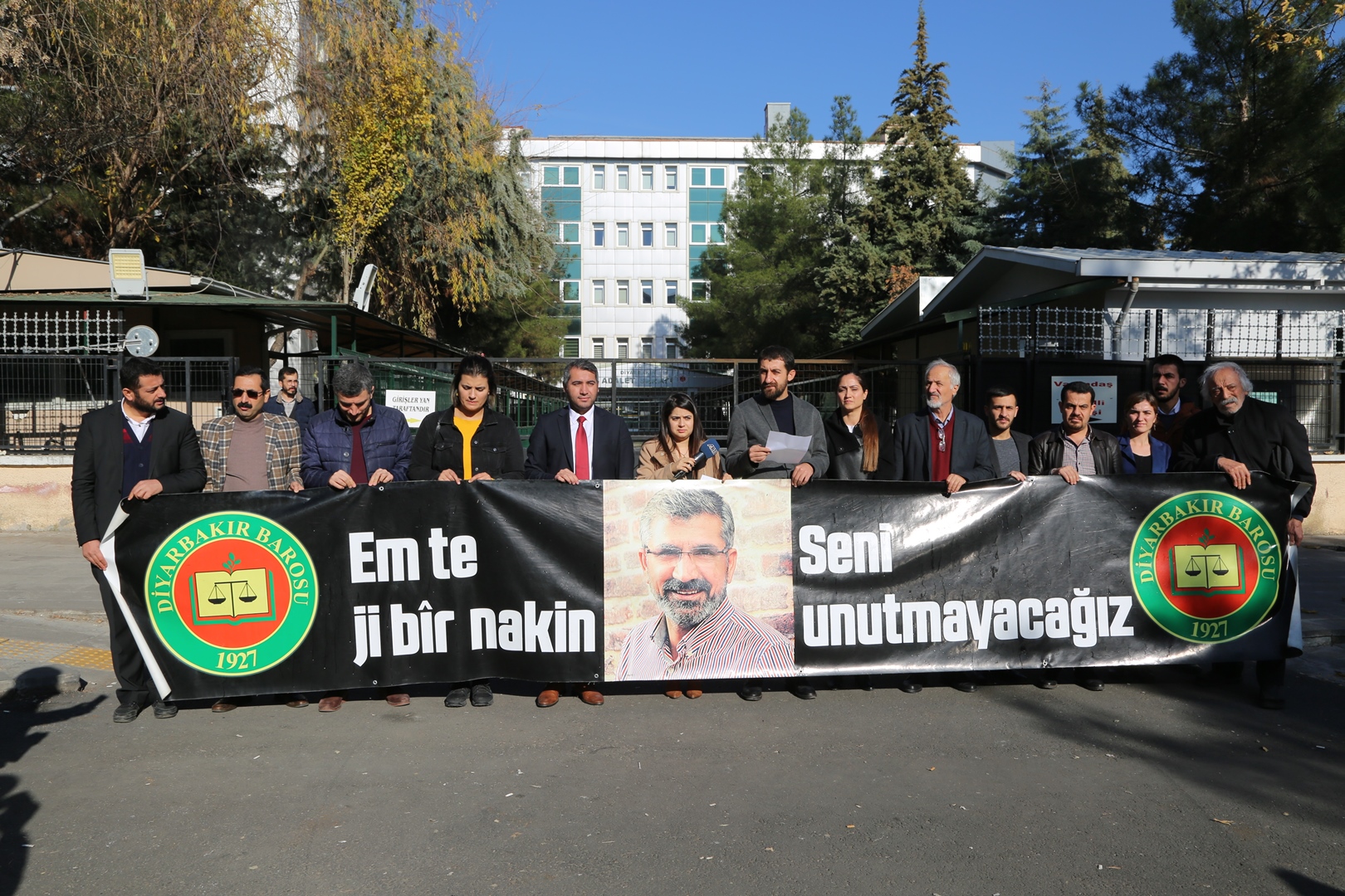 Baro Başkanımız Tahir ELÇİ'nin Katledilişinin 207. Haftası Anma Etkinliği Diyarbakır Adliyesi Önünde Gerçekleştirildi — 1