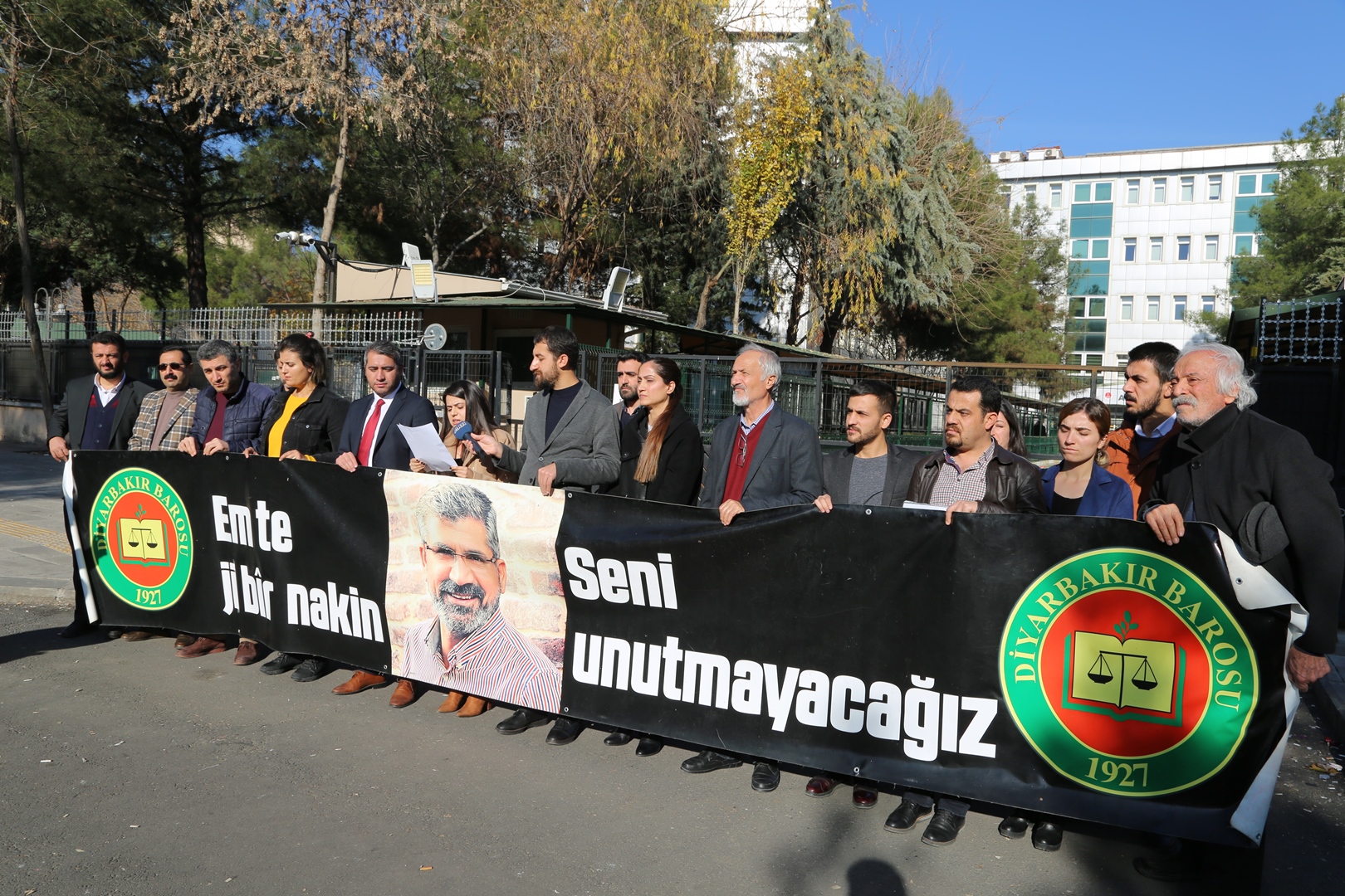 Baro Başkanımız Tahir ELÇİ'nin Katledilişinin 207. Haftası Anma Etkinliği Diyarbakır Adliyesi Önünde Gerçekleştirildi — 4