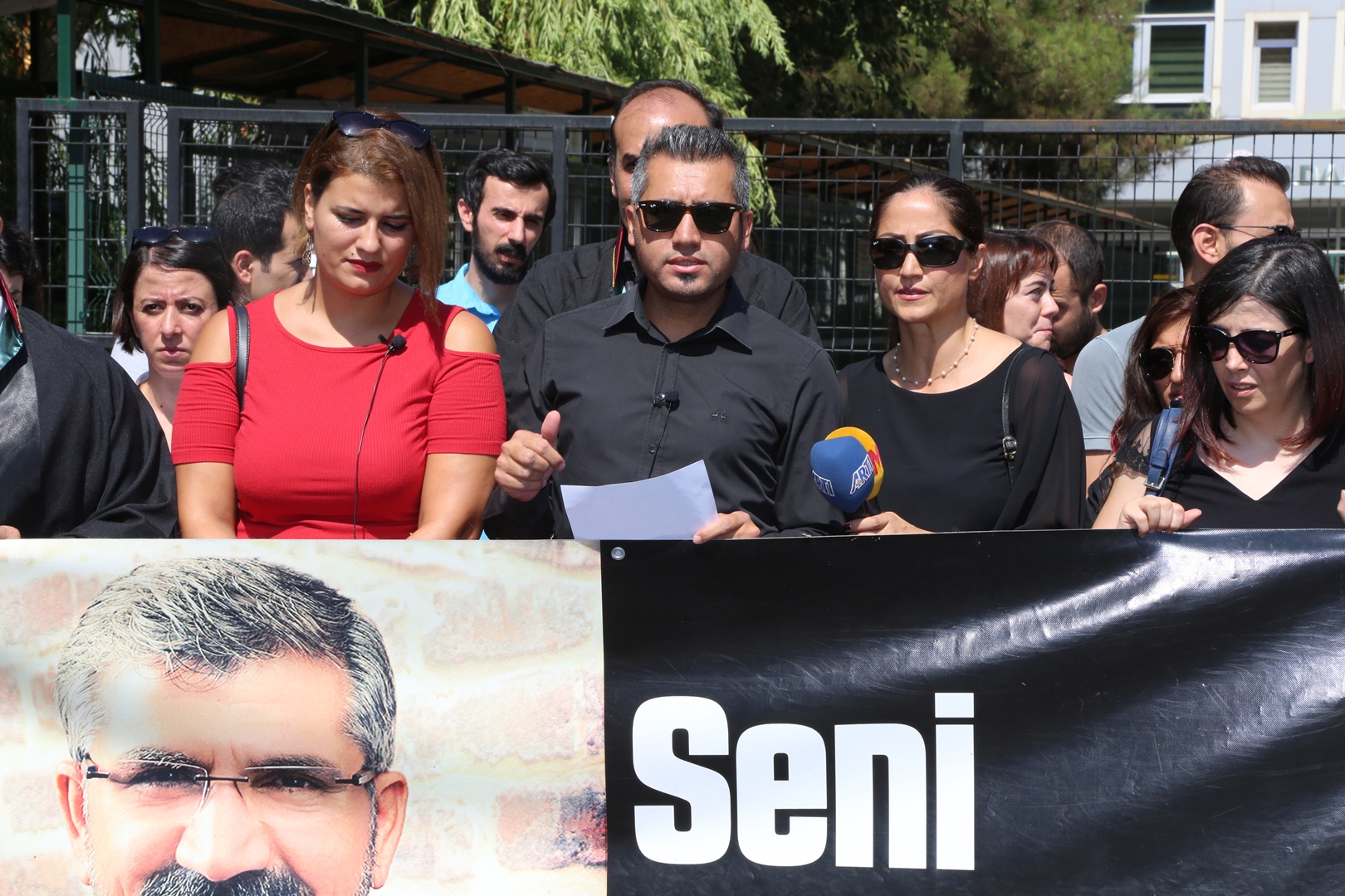 Di Hefteya 192emîn a Kuştina Serokê Baroya me Tahir ELÇİ de Çalakiya Bibîrhanînê Li Ber Dadgeha Amedê Pêk Hat… — 2