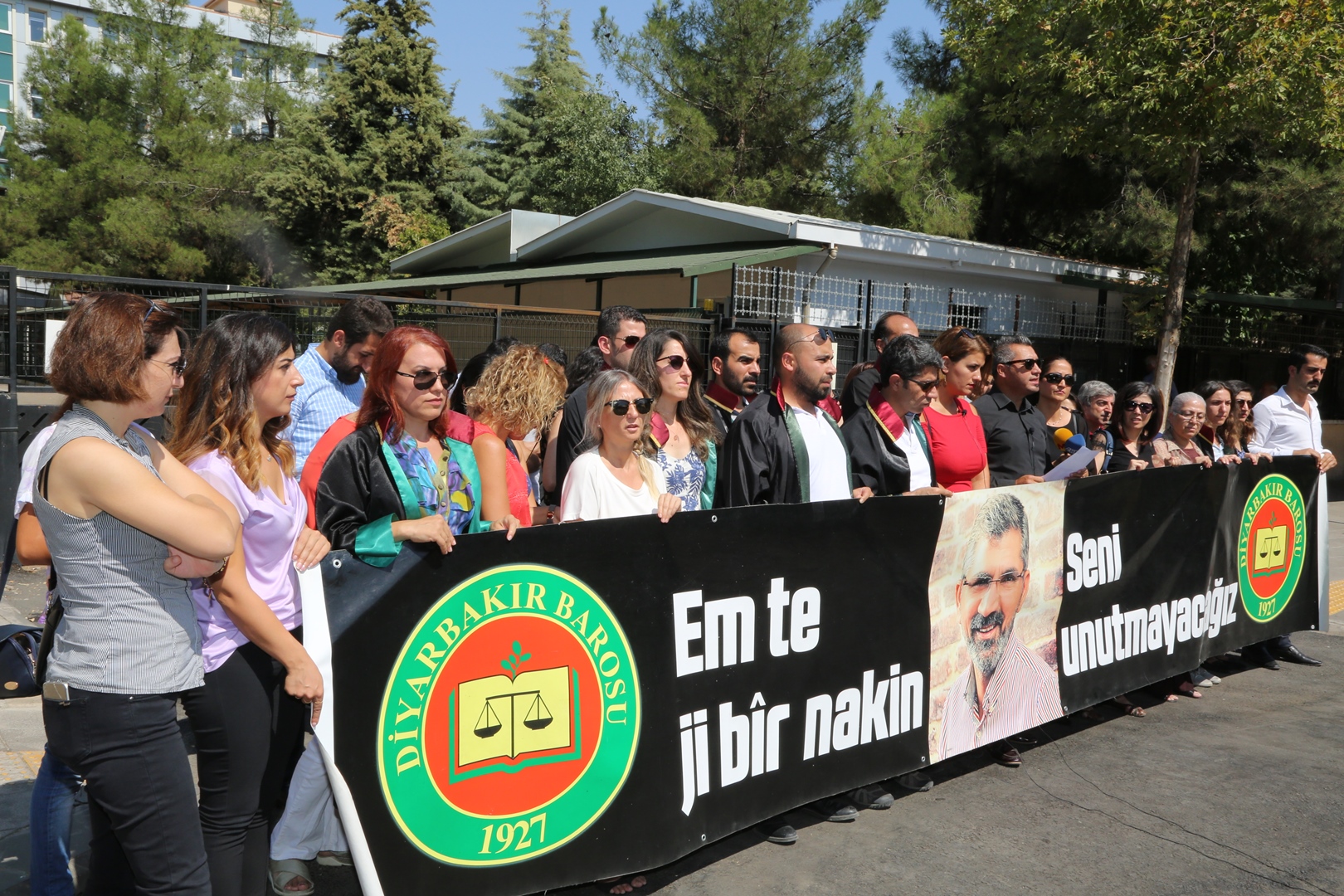 Di Hefteya 192emîn a Kuştina Serokê Baroya me Tahir ELÇİ de Çalakiya Bibîrhanînê Li Ber Dadgeha Amedê Pêk Hat… — 3