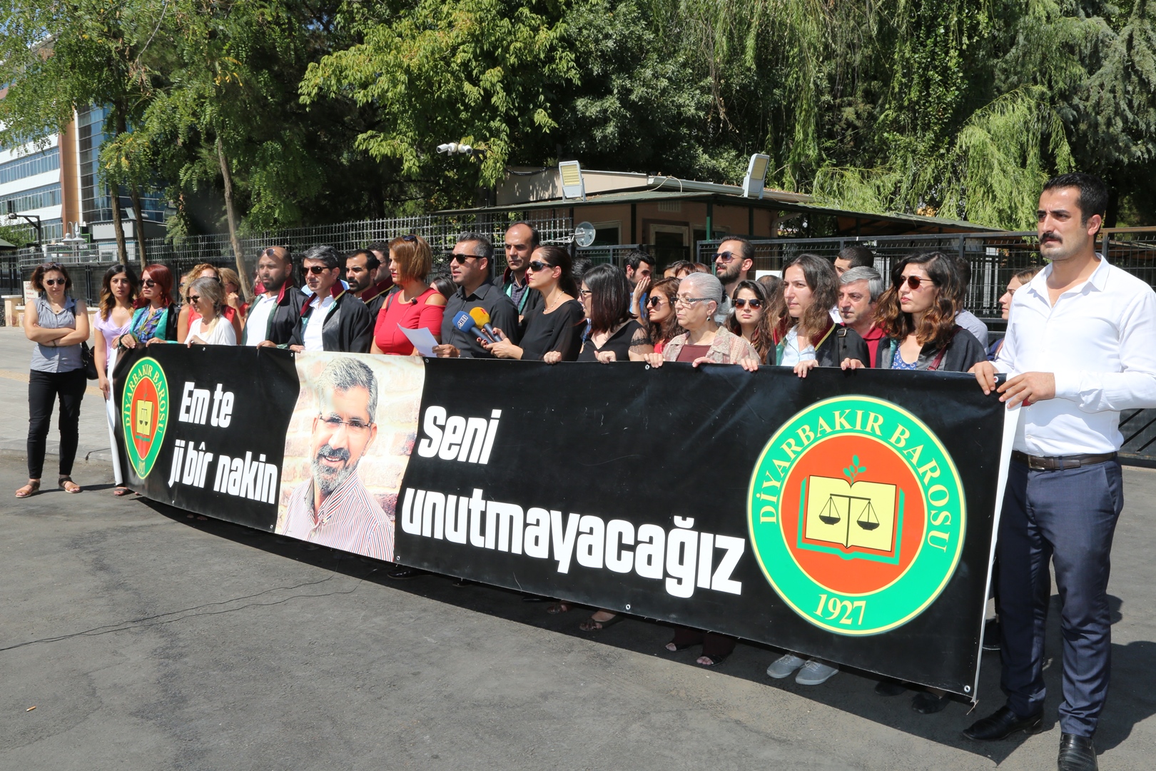 Di Hefteya 192emîn a Kuştina Serokê Baroya me Tahir ELÇİ de Çalakiya Bibîrhanînê Li Ber Dadgeha Amedê Pêk Hat… — 4