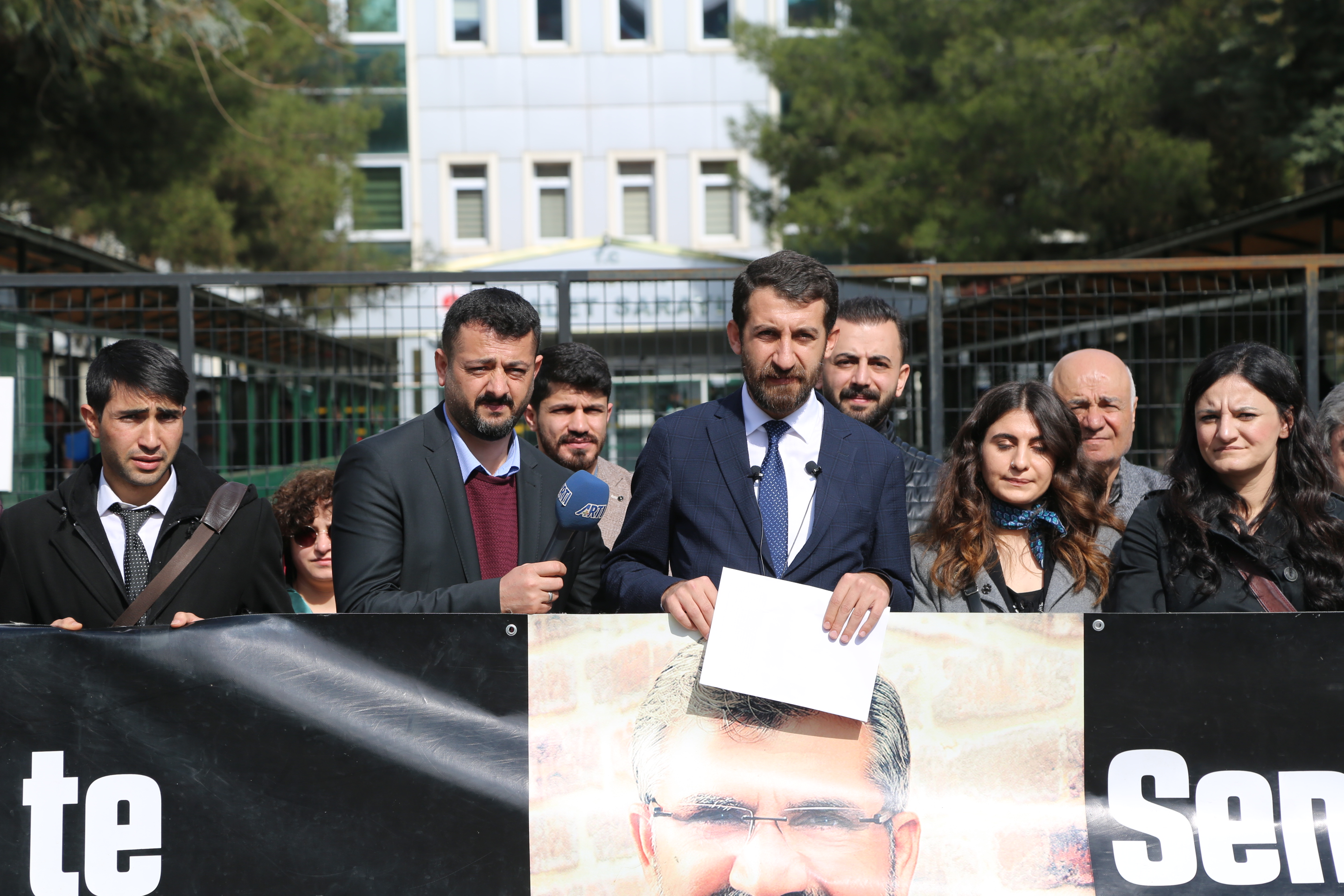 Hefteya 216 mîn a Bibîranîna Kuştina Serokê Baroya Me Tahir ELÇİ’yî li ber Dadgeha Amedê pêk hat. — 1