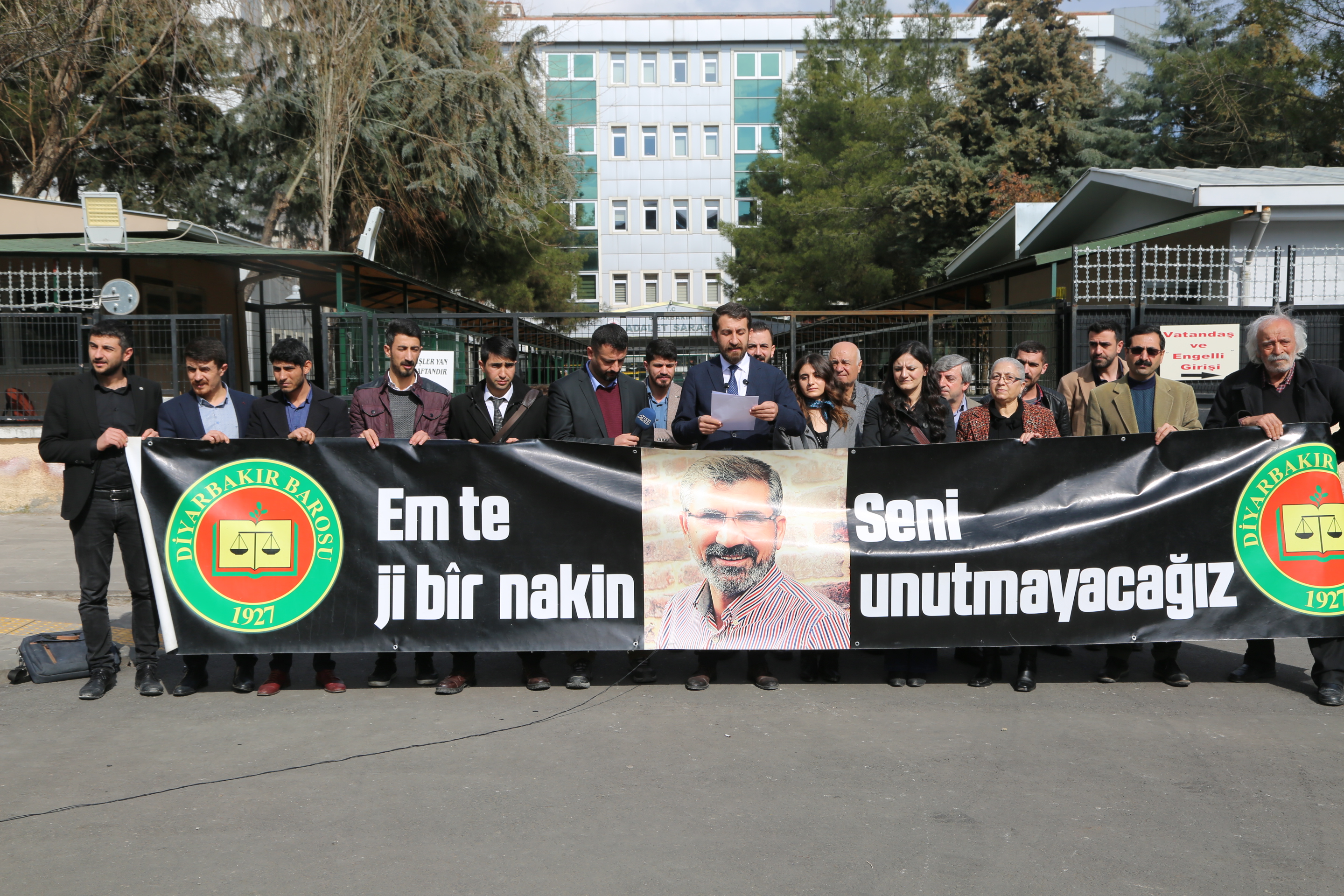 Hefteya 216 mîn a Bibîranîna Kuştina Serokê Baroya Me Tahir ELÇİ’yî li ber Dadgeha Amedê pêk hat. — 2