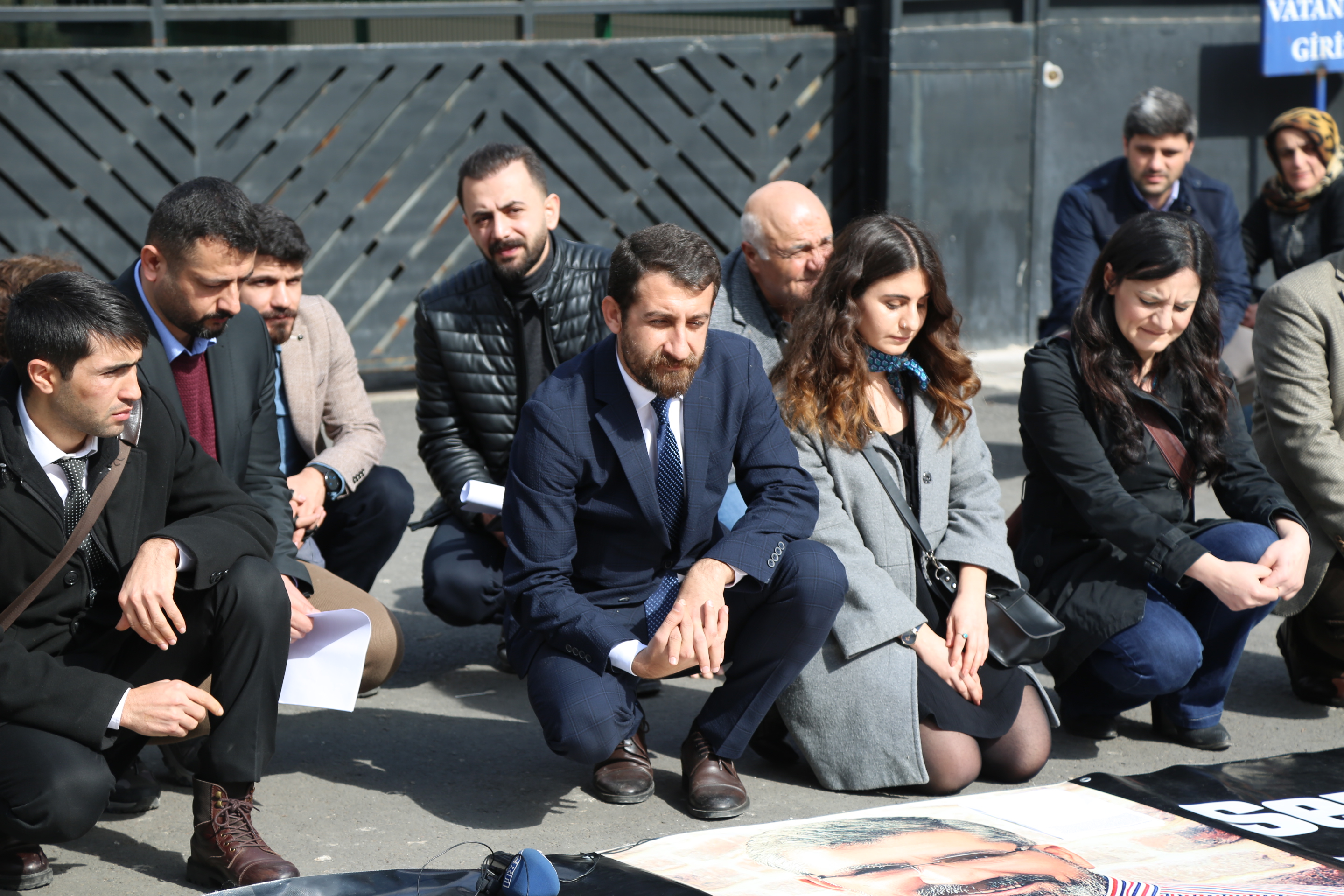 Hefteya 216 mîn a Bibîranîna Kuştina Serokê Baroya Me Tahir ELÇİ’yî li ber Dadgeha Amedê pêk hat. — 4