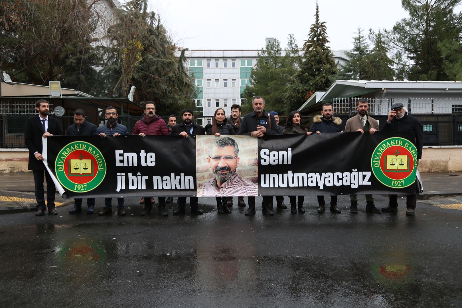 Çalakiya Bîranînê ya Hefteya 209. A Qetilkirina Serokê Baroya Me Tahîr ELÇÎ Li Ber Dadgeha Amedê Pêk Hat... — 1
