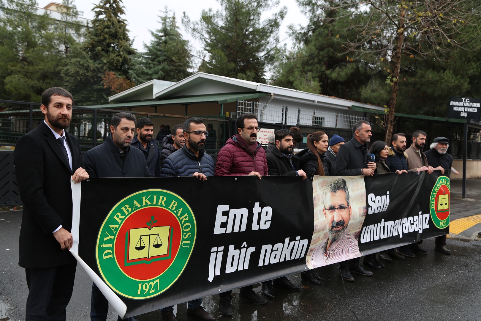 Çalakiya Bîranînê ya Hefteya 209. A Qetilkirina Serokê Baroya Me Tahîr ELÇÎ Li Ber Dadgeha Amedê Pêk Hat... — 2