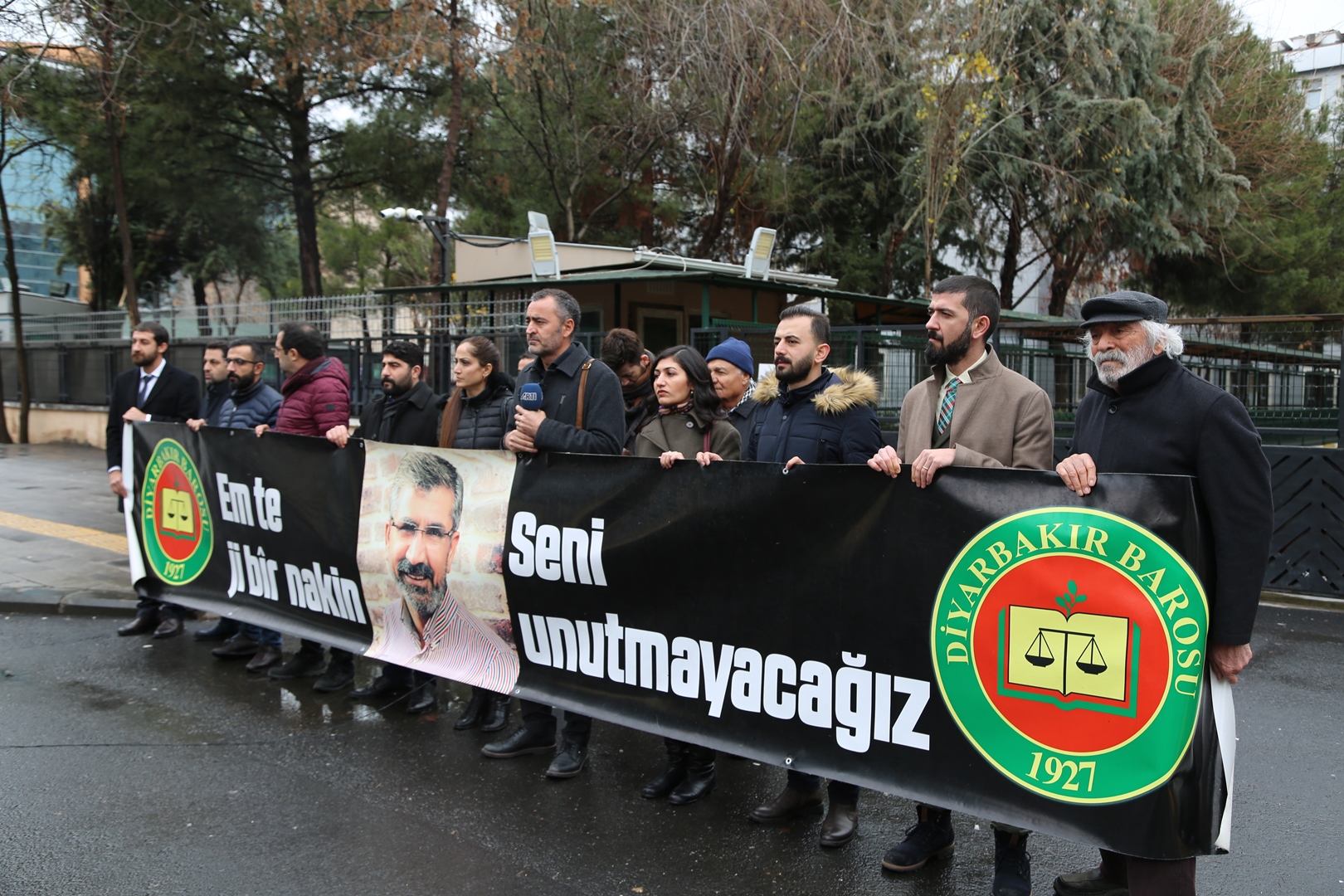 Baro Başkanımız Tahir ELÇİ'nin Katledilişinin 209. Haftası Anma Etkinliği Diyarbakır Adliyesi Önünde Gerçekleştirildi — 3