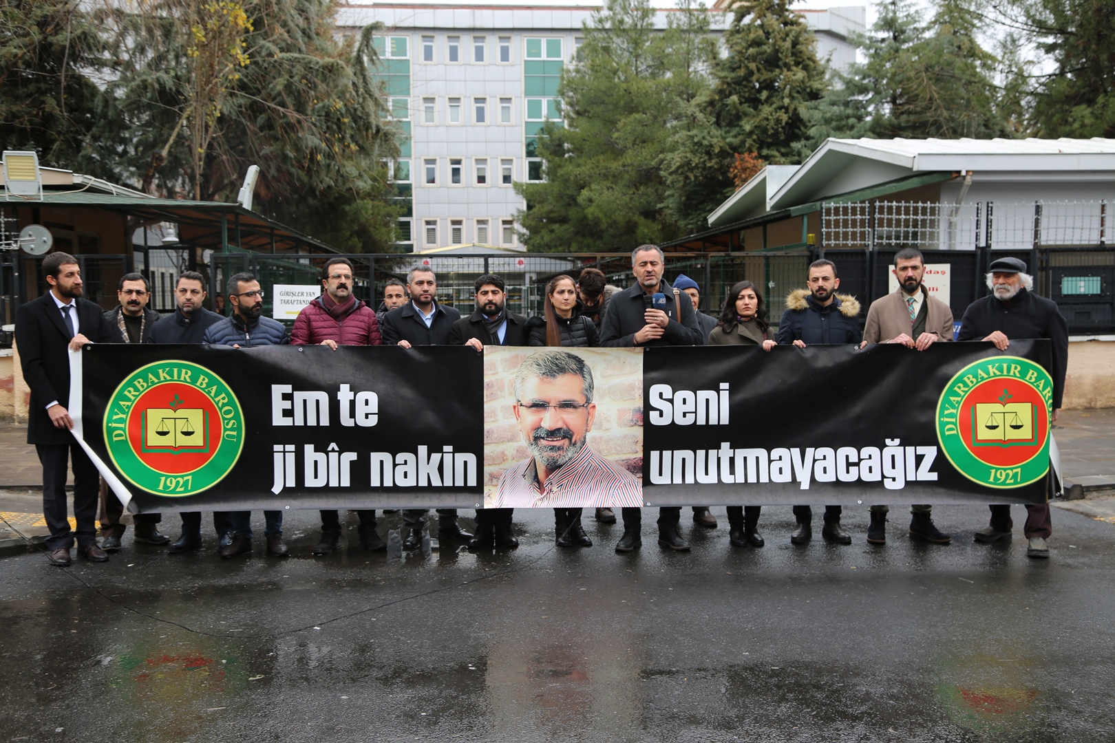 Çalakiya Bîranînê ya Hefteya 209. A Qetilkirina Serokê Baroya Me Tahîr ELÇÎ Li Ber Dadgeha Amedê Pêk Hat... — 6
