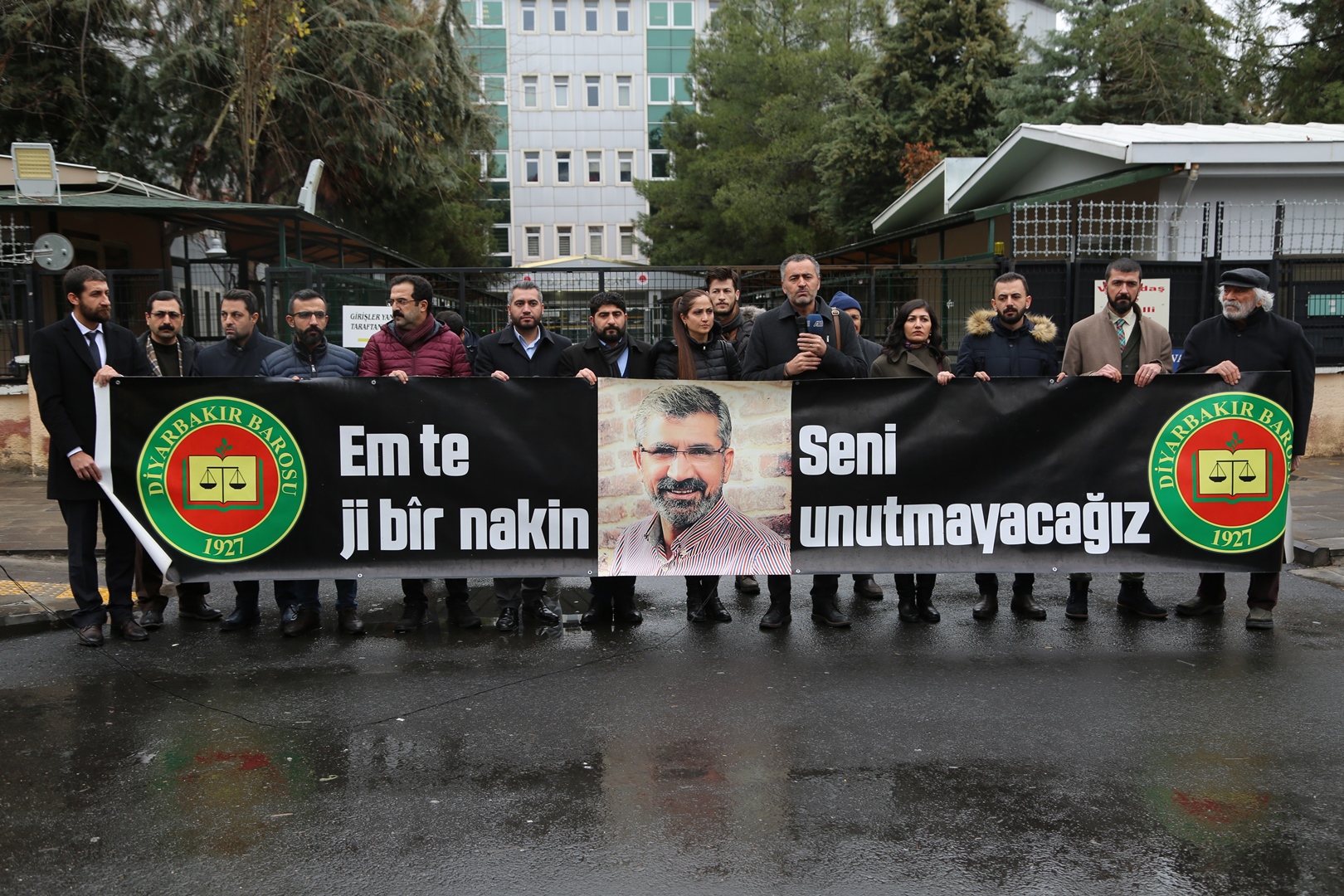 Baro Başkanımız Tahir ELÇİ'nin Katledilişinin 209. Haftası Anma Etkinliği Diyarbakır Adliyesi Önünde Gerçekleştirildi — 7
