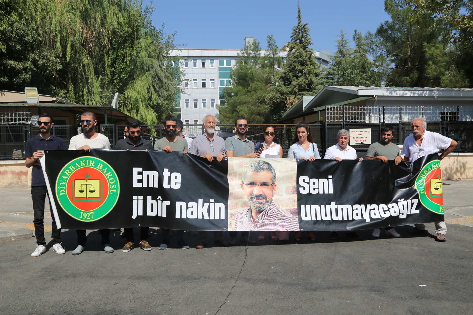 Baro Başkanımız Tahir ELÇİ'nin Katledilişinin 194. Haftası Anma Etkinliği Diyarbakır Adliyesi Önünde Gerçekleştirildi... — 1