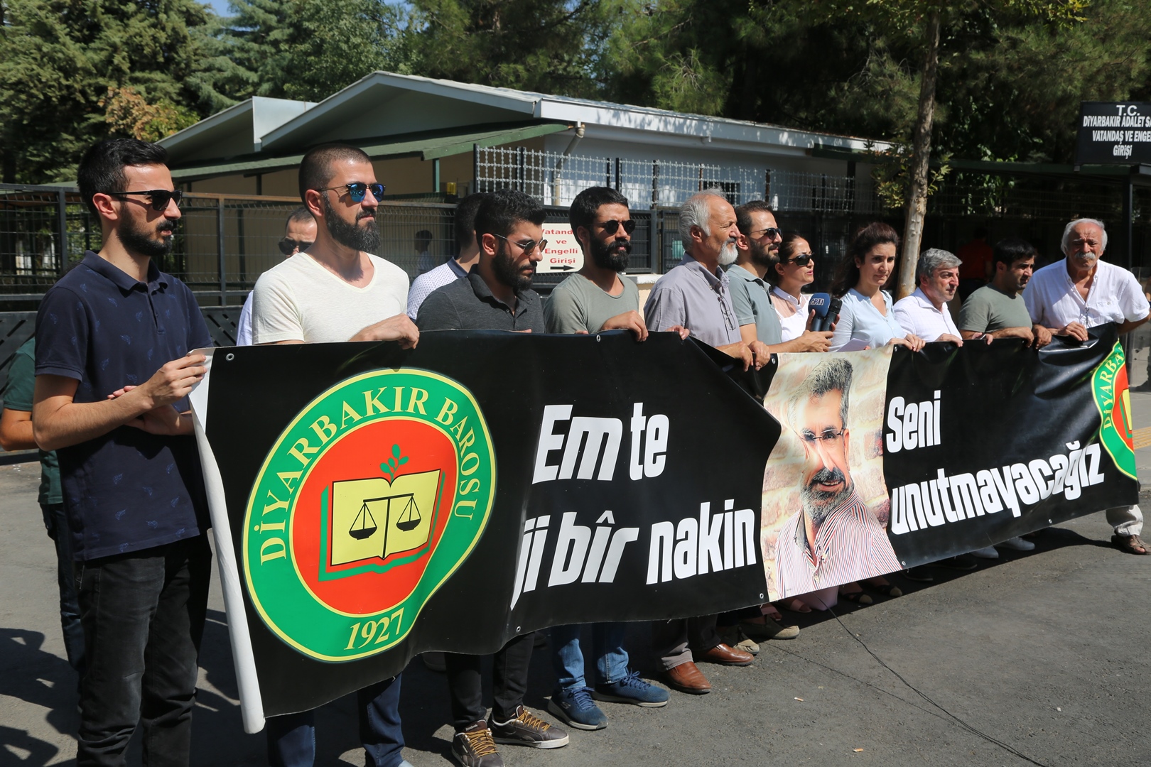 Baro Başkanımız Tahir ELÇİ'nin Katledilişinin 194. Haftası Anma Etkinliği Diyarbakır Adliyesi Önünde Gerçekleştirildi... — 2