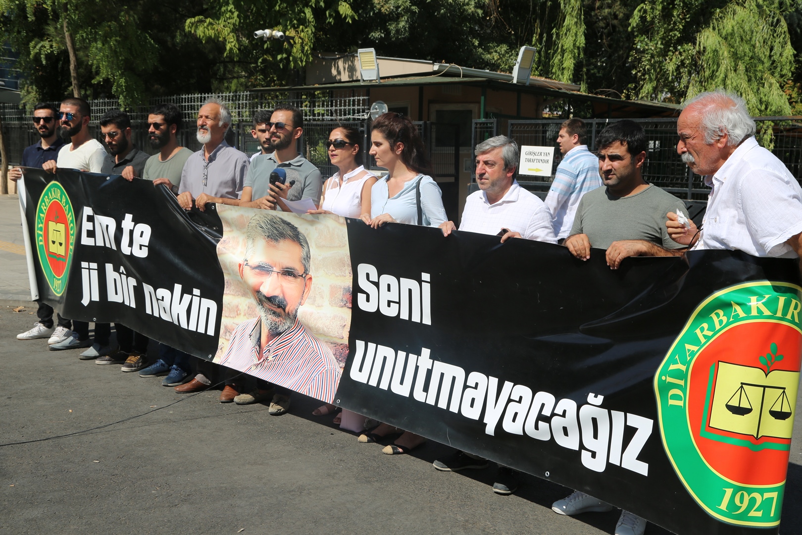 Baro Başkanımız Tahir ELÇİ'nin Katledilişinin 194. Haftası Anma Etkinliği Diyarbakır Adliyesi Önünde Gerçekleştirildi... — 3
