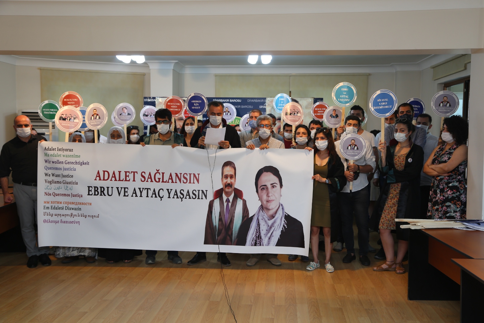 Di serî de ji bo hempişeyên xwe Ebrû û Aytaçî em ji bo hemû hemwelatiyan darizandina adil daxwaz dikin. — 2
