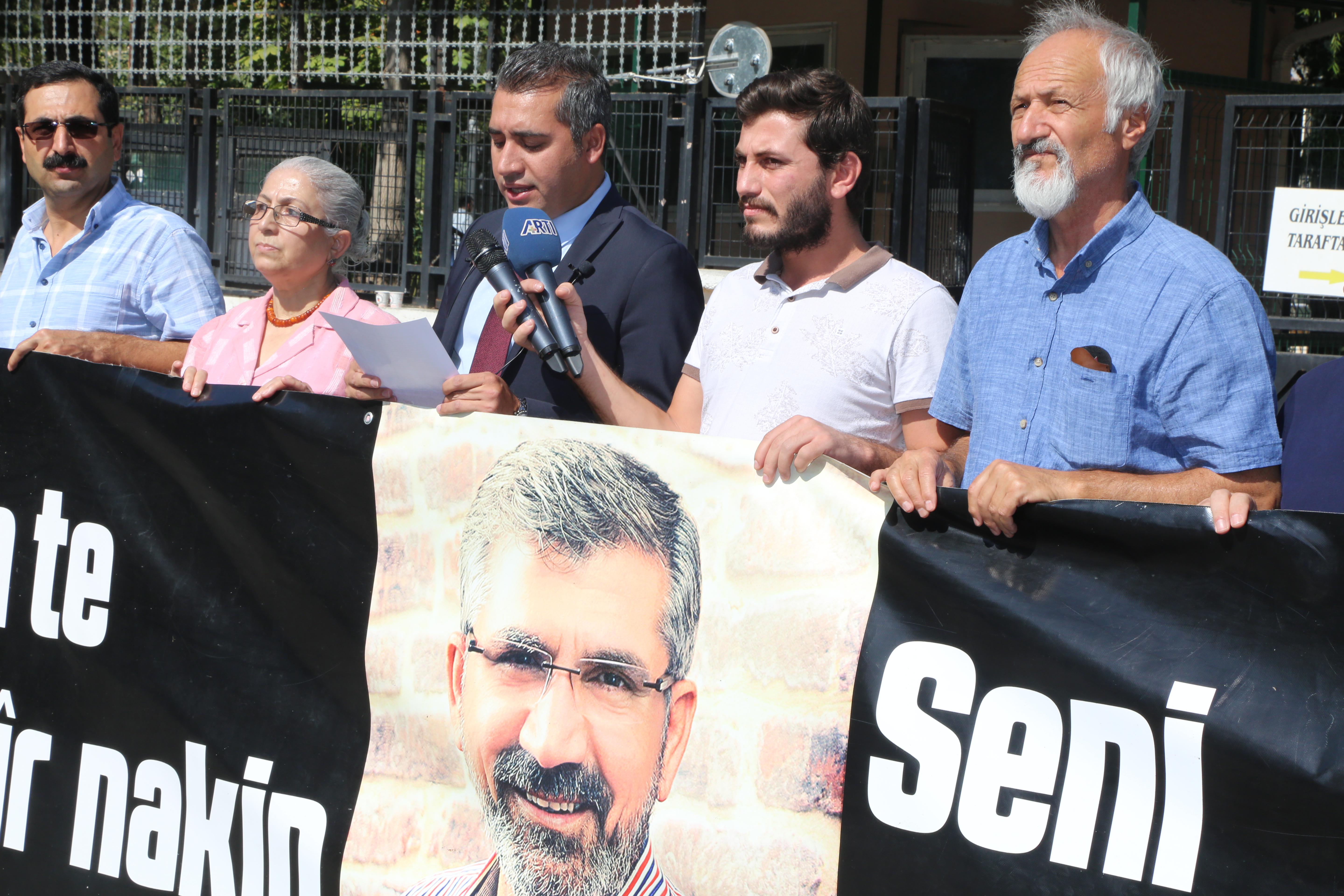 Çalakiya Bibîranînê ya Hefteya 195emîn a Kuştina Serokê Baroya Me Tahir ELÇİ’yî Li Ber Dadgeha  Amedê Pêk Hat… — 1