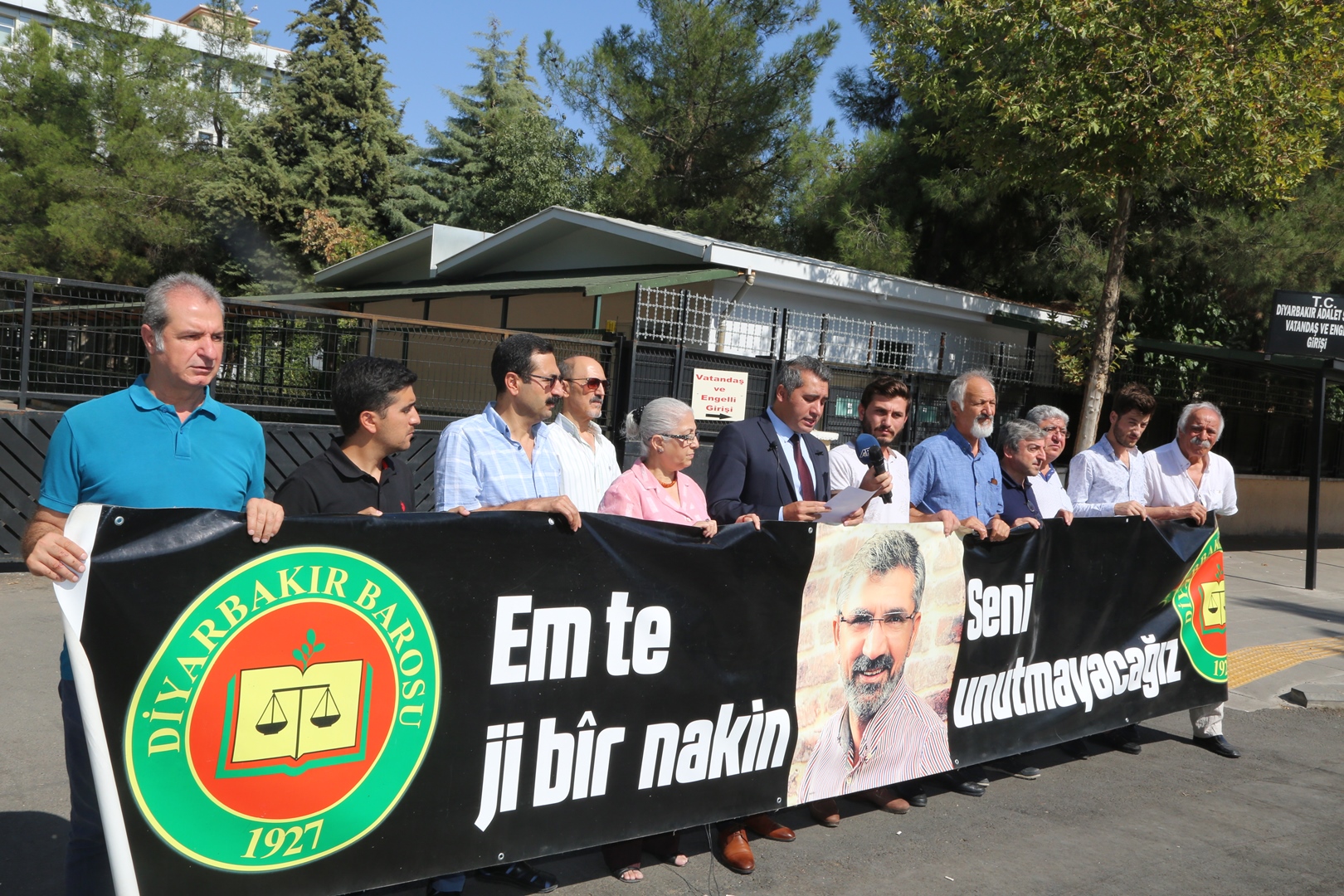 Baro Başkanımız Tahir ELÇİ'nin Katledilişinin 195. Haftası Anma Etkinliği Diyarbakır Adliyesi Önünde Gerçekleştirildi... — 2