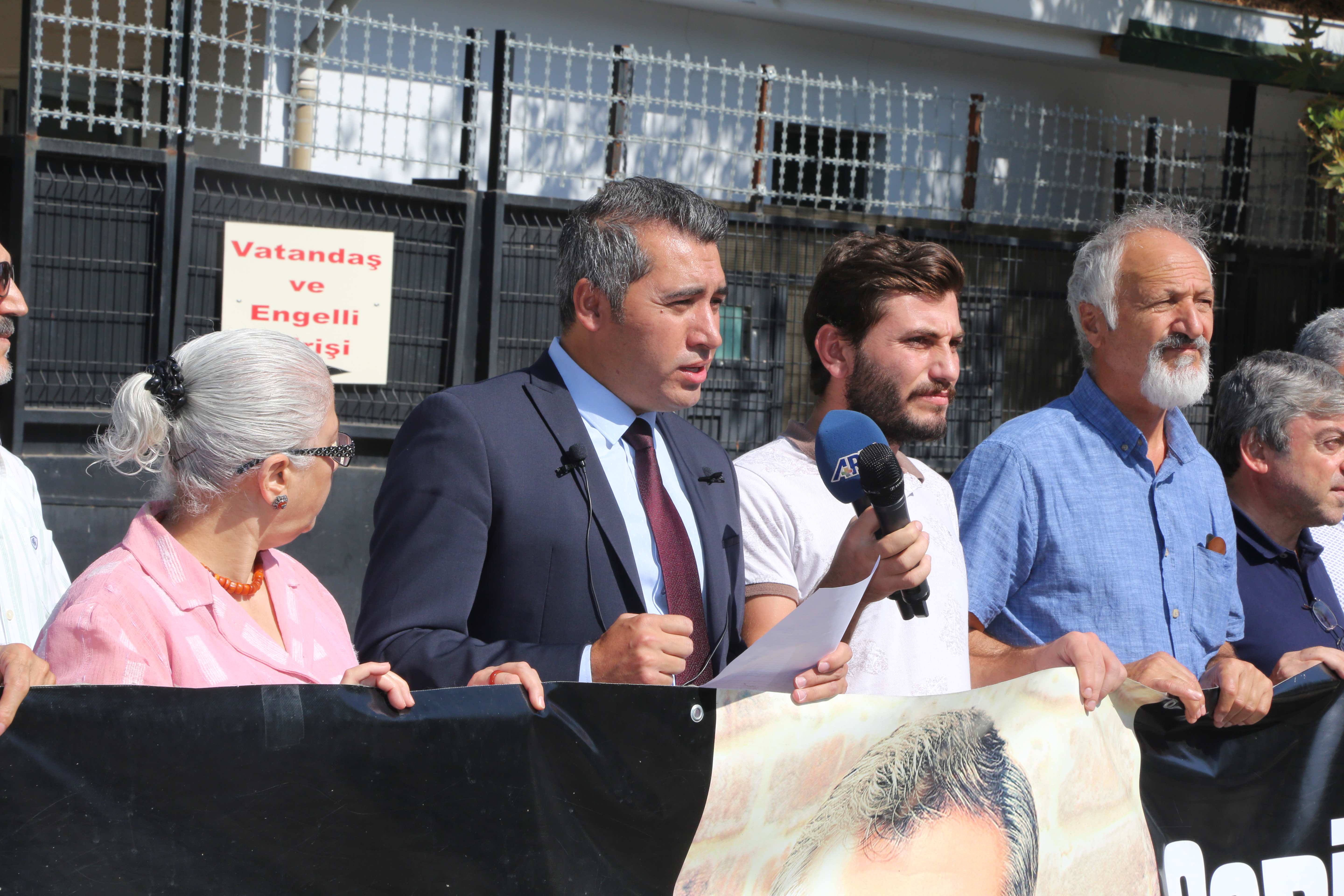 Çalakiya Bibîranînê ya Hefteya 195emîn a Kuştina Serokê Baroya Me Tahir ELÇİ’yî Li Ber Dadgeha  Amedê Pêk Hat… — 2