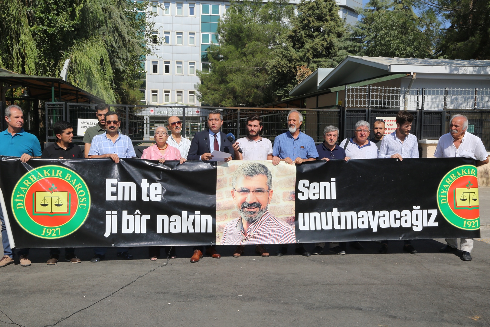 Baro Başkanımız Tahir ELÇİ'nin Katledilişinin 195. Haftası Anma Etkinliği Diyarbakır Adliyesi Önünde Gerçekleştirildi... — 4