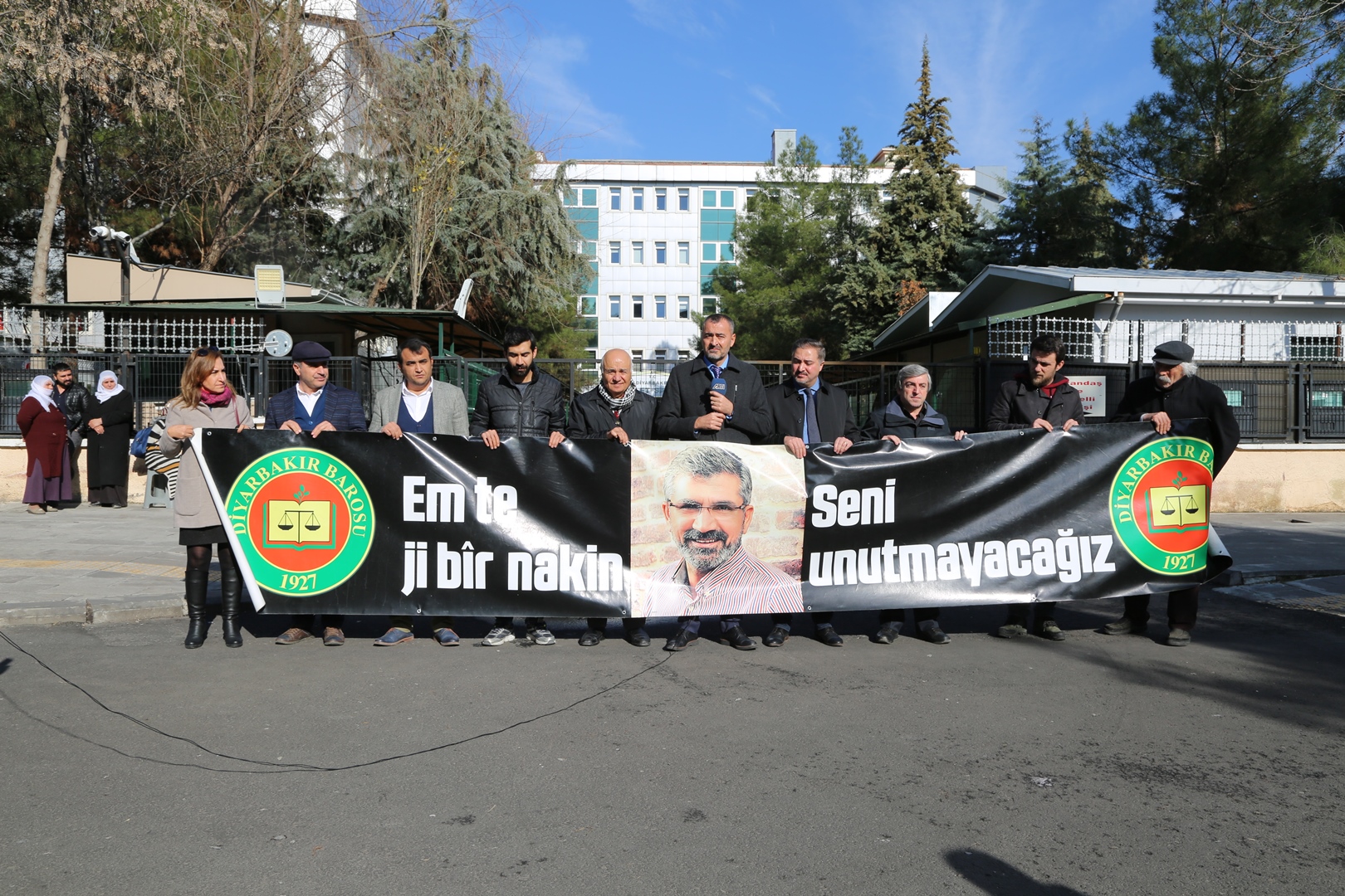 Çalakiya Bîranînê ya Hefteya 210. A Qetilkirina Serokê Baroya Me Tahîr ELÇÎyî Li Ber Dadgeha Amedê Pêk Hat — 1