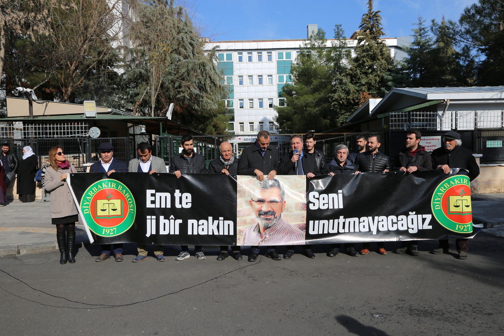 Baro Başkanımız Tahir ELÇİ'nin Katledilişinin 210. Haftası Anma Etkinliği Diyarbakır Adliyesi Önünde Gerçekleştirildi — 3