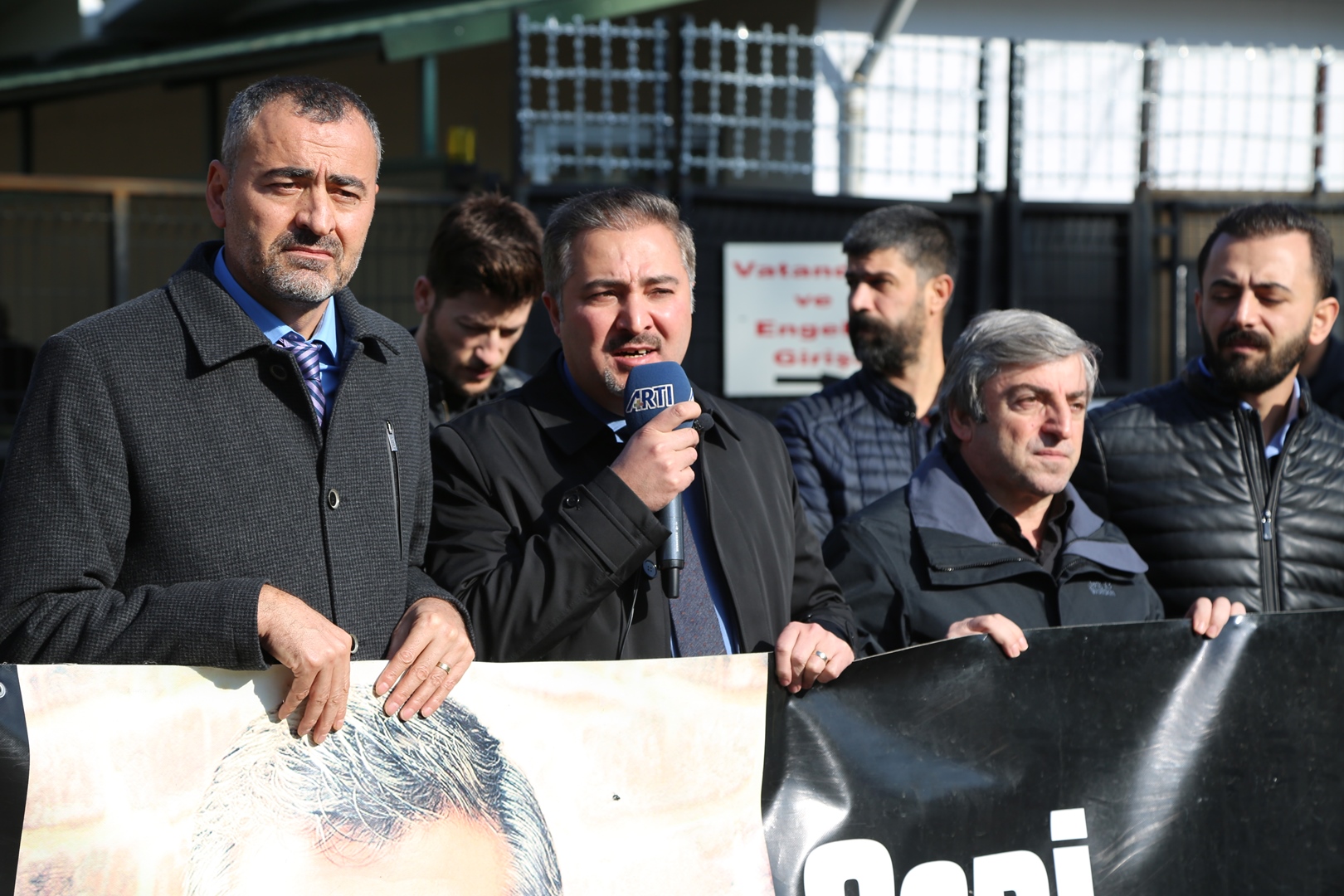 Baro Başkanımız Tahir ELÇİ'nin Katledilişinin 210. Haftası Anma Etkinliği Diyarbakır Adliyesi Önünde Gerçekleştirildi — 4
