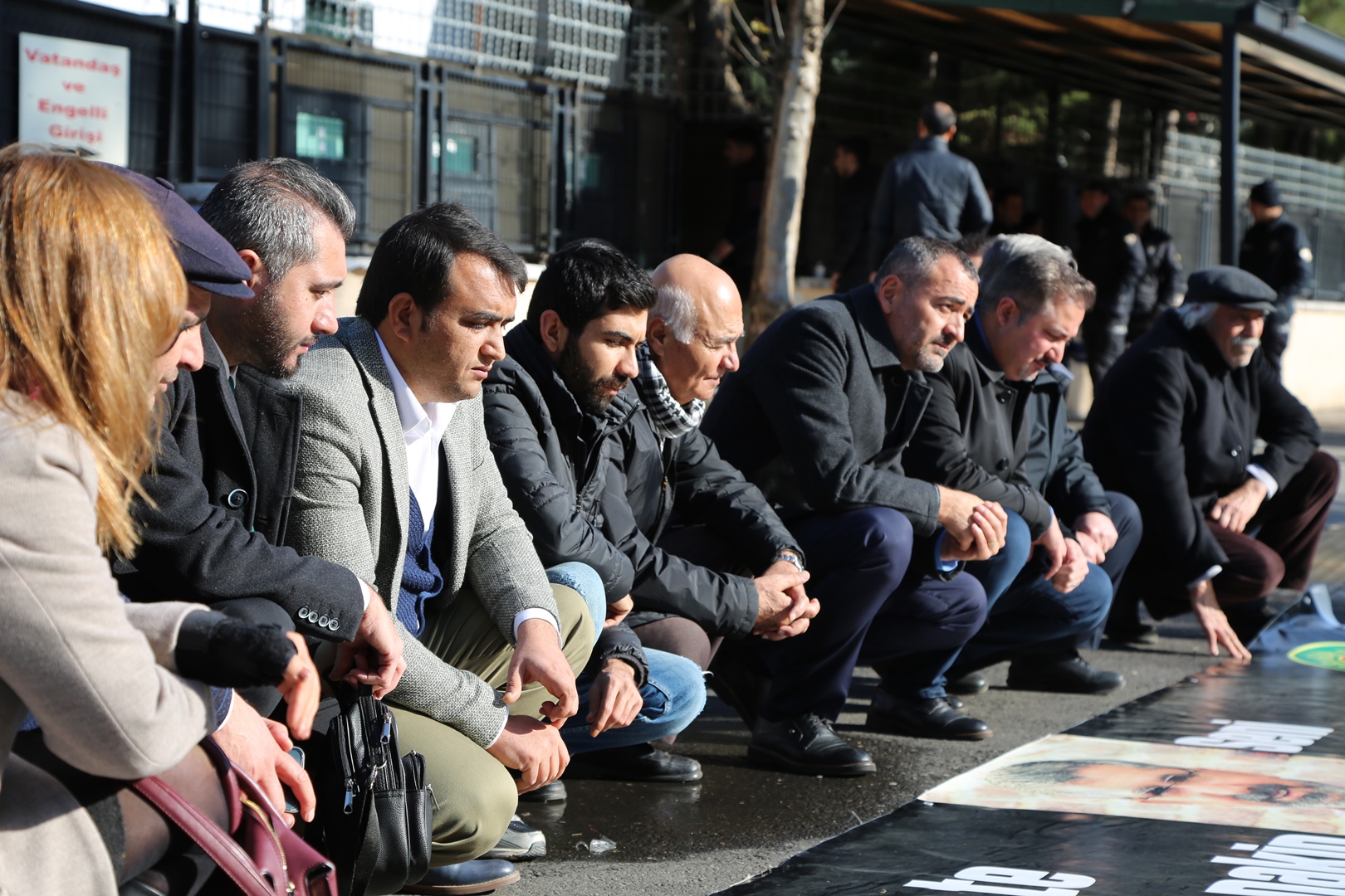 Baro Başkanımız Tahir ELÇİ'nin Katledilişinin 210. Haftası Anma Etkinliği Diyarbakır Adliyesi Önünde Gerçekleştirildi — 6