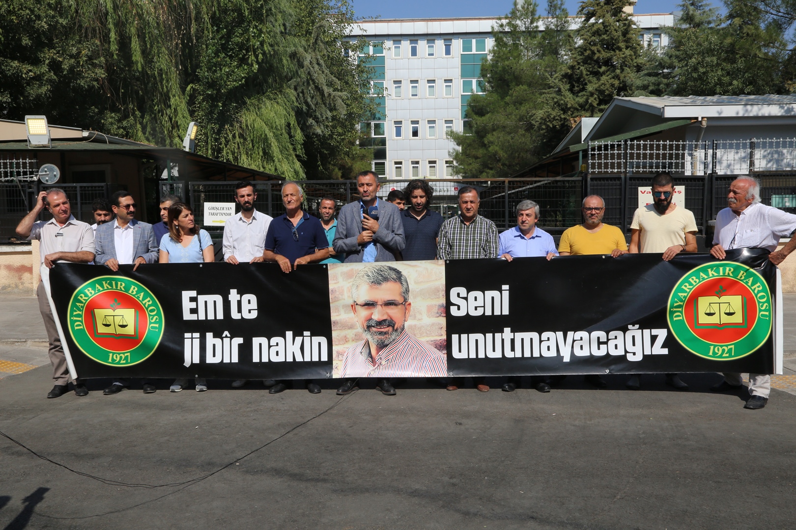 Baro Başkanımız Tahir ELÇİ'nin Katledilişinin 196. Haftası Anma Etkinliği Diyarbakır Adliyesi Önünde Gerçekleştirildi... — 1