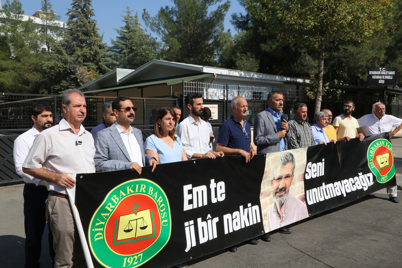 Baro Başkanımız Tahir ELÇİ'nin Katledilişinin 196. Haftası Anma Etkinliği Diyarbakır Adliyesi Önünde Gerçekleştirildi... — 2