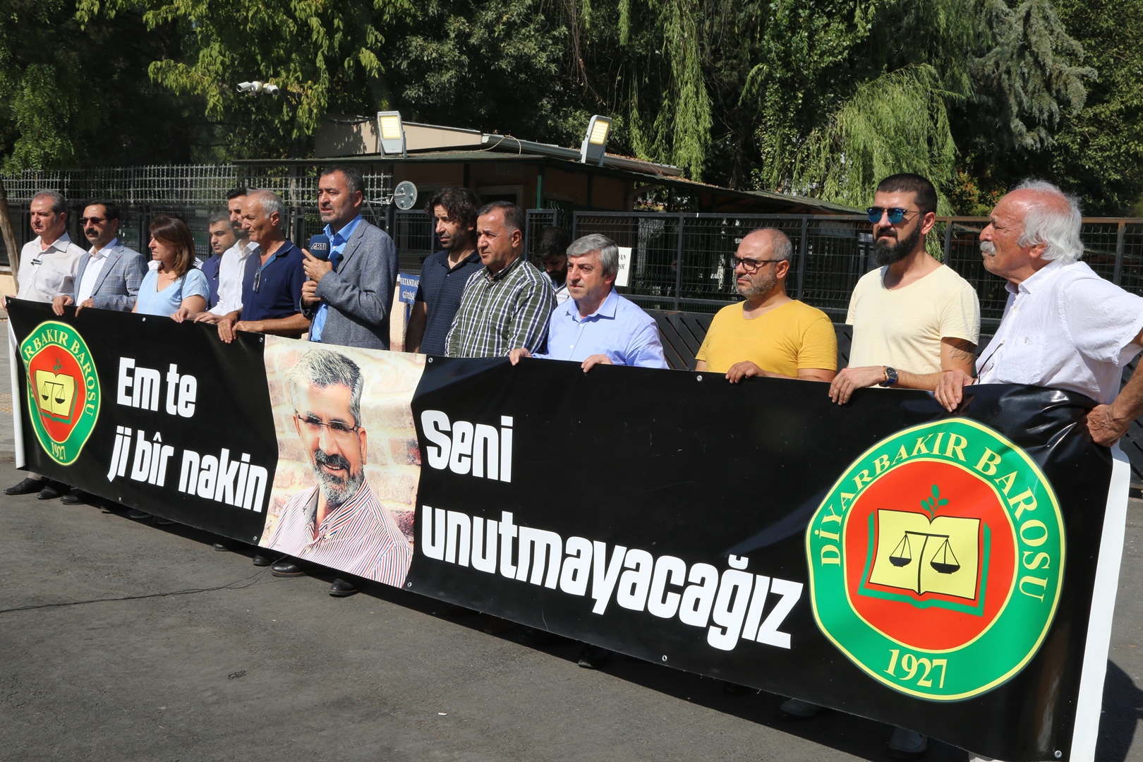 Baro Başkanımız Tahir ELÇİ'nin Katledilişinin 196. Haftası Anma Etkinliği Diyarbakır Adliyesi Önünde Gerçekleştirildi... — 3