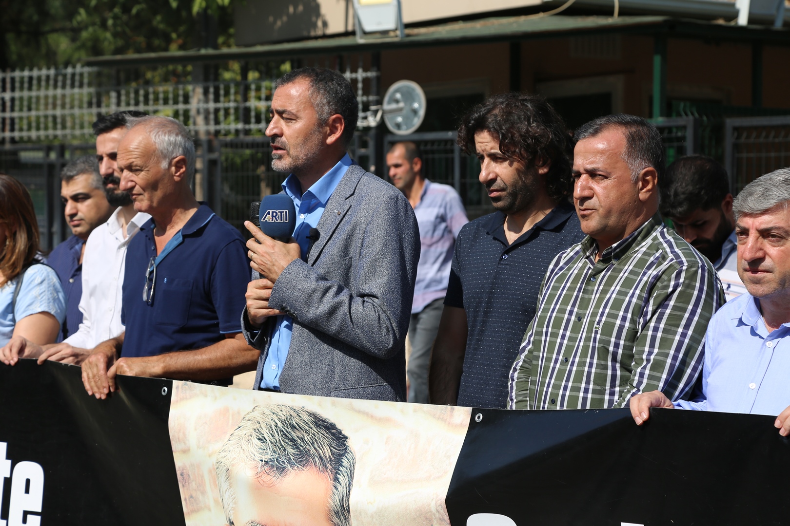 Baro Başkanımız Tahir ELÇİ'nin Katledilişinin 196. Haftası Anma Etkinliği Diyarbakır Adliyesi Önünde Gerçekleştirildi... — 4
