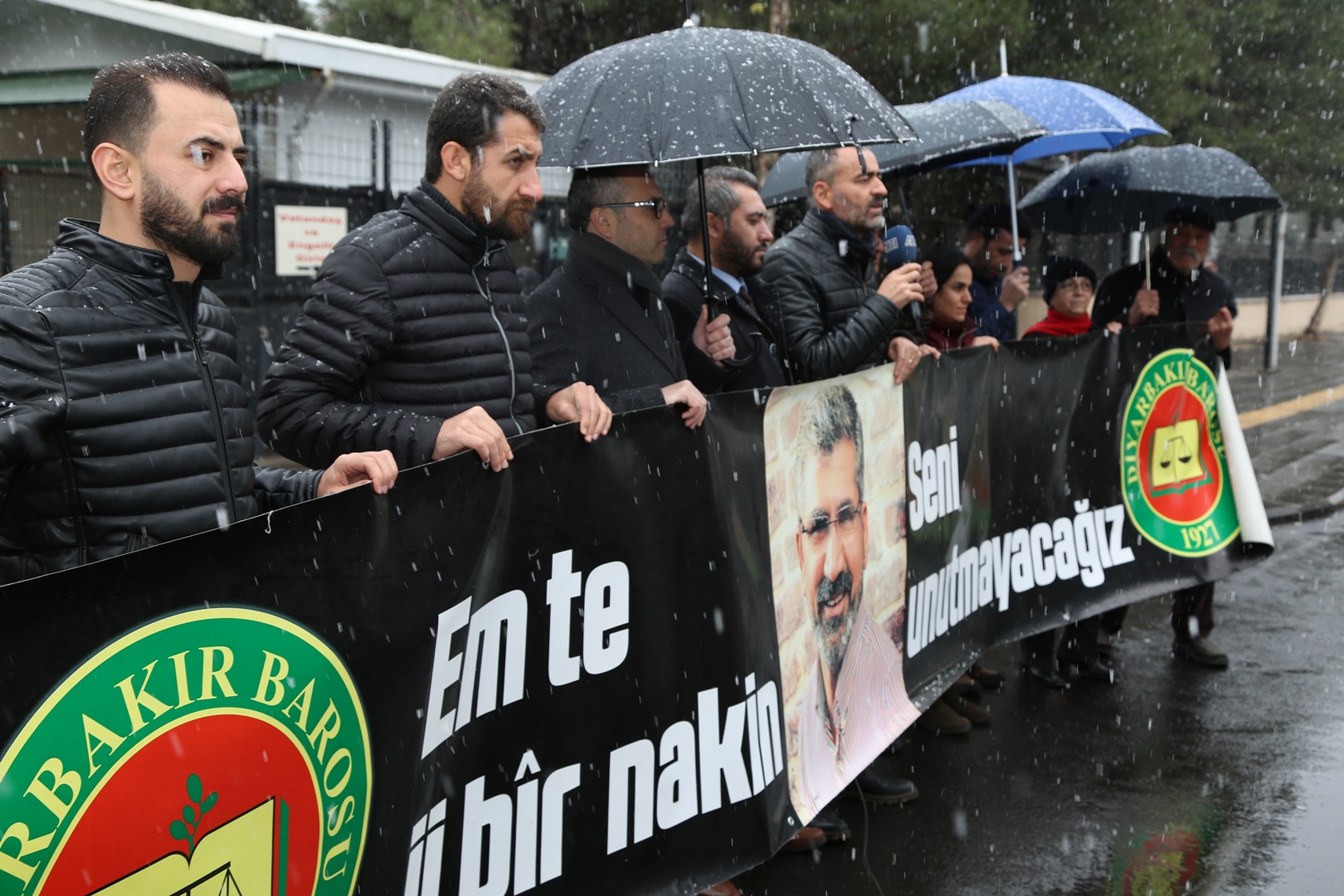 Baro Başkanımız Tahir ELÇİ'nin Katledilişinin 211. Haftası Anma Etkinliği Diyarbakır Adliyesi Önünde Gerçekleştirildi — 2