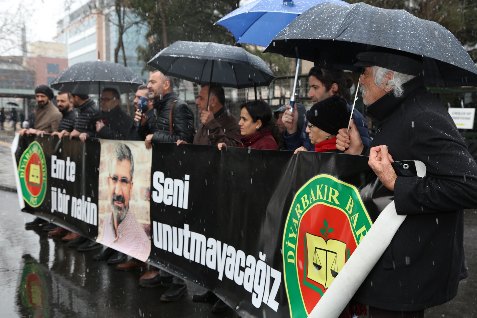 Baro Başkanımız Tahir ELÇİ'nin Katledilişinin 211. Haftası Anma Etkinliği Diyarbakır Adliyesi Önünde Gerçekleştirildi — 3
