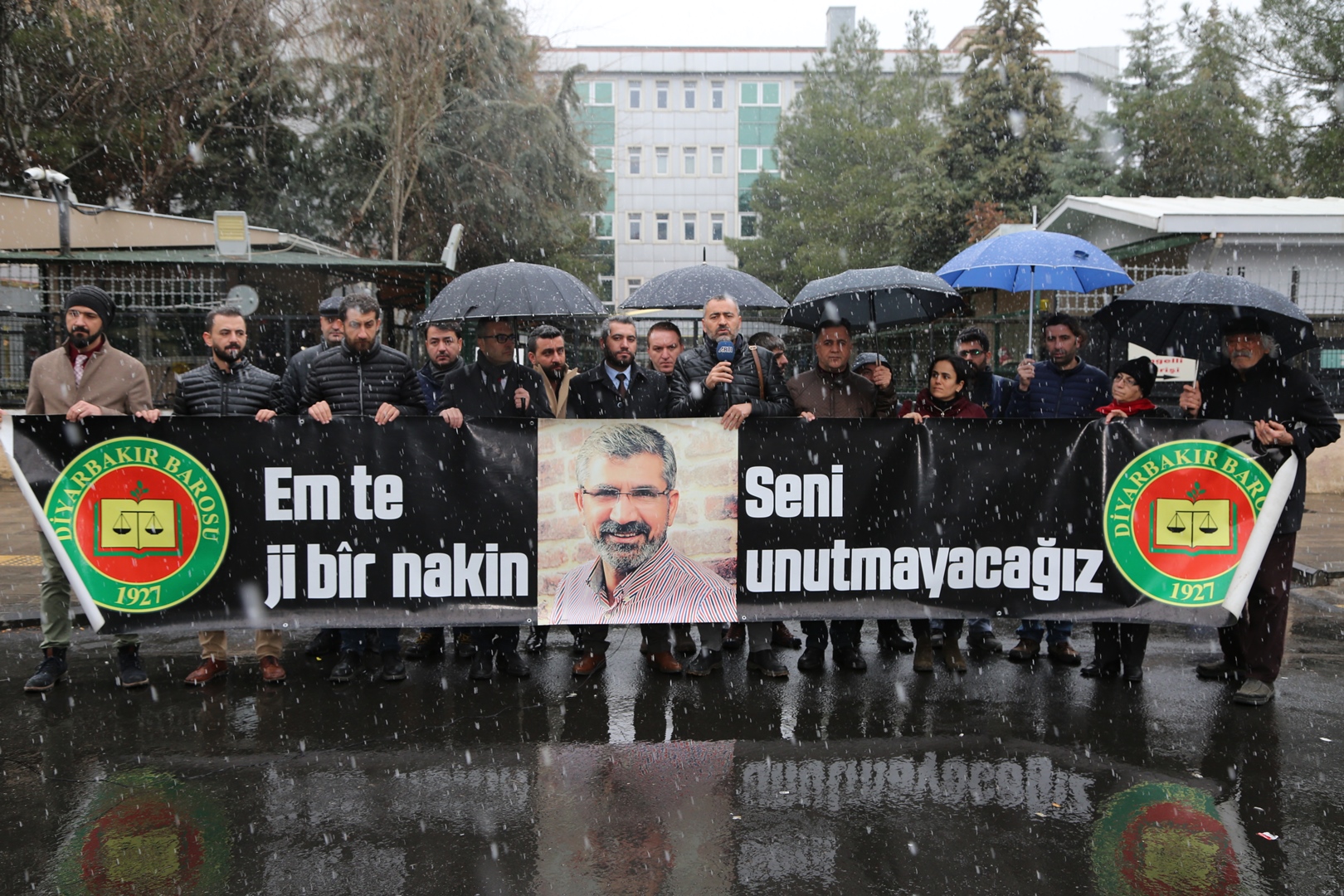 Baro Başkanımız Tahir ELÇİ'nin Katledilişinin 211. Haftası Anma Etkinliği Diyarbakır Adliyesi Önünde Gerçekleştirildi — 4