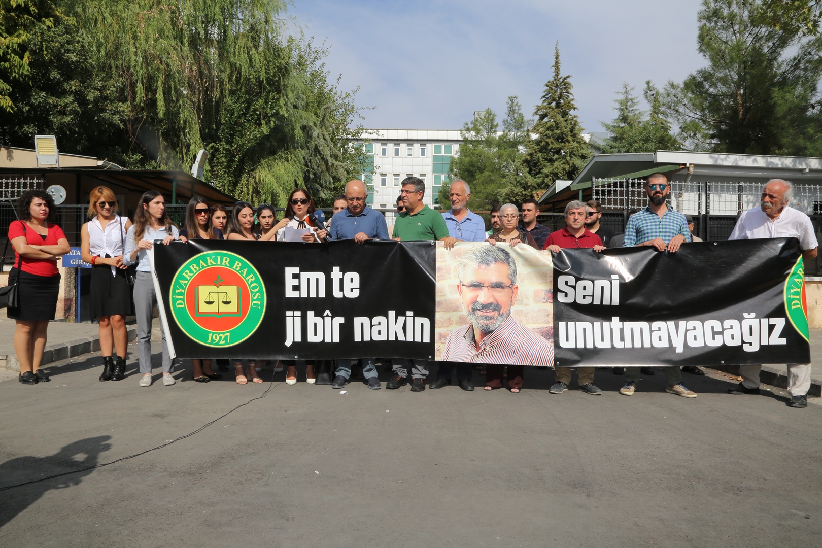 Baro Başkanımız Tahir ELÇİ'nin Katledilişinin 197. Haftası Anma Etkinliği Diyarbakır Adliyesi Önünde Gerçekleştirildi... — 1