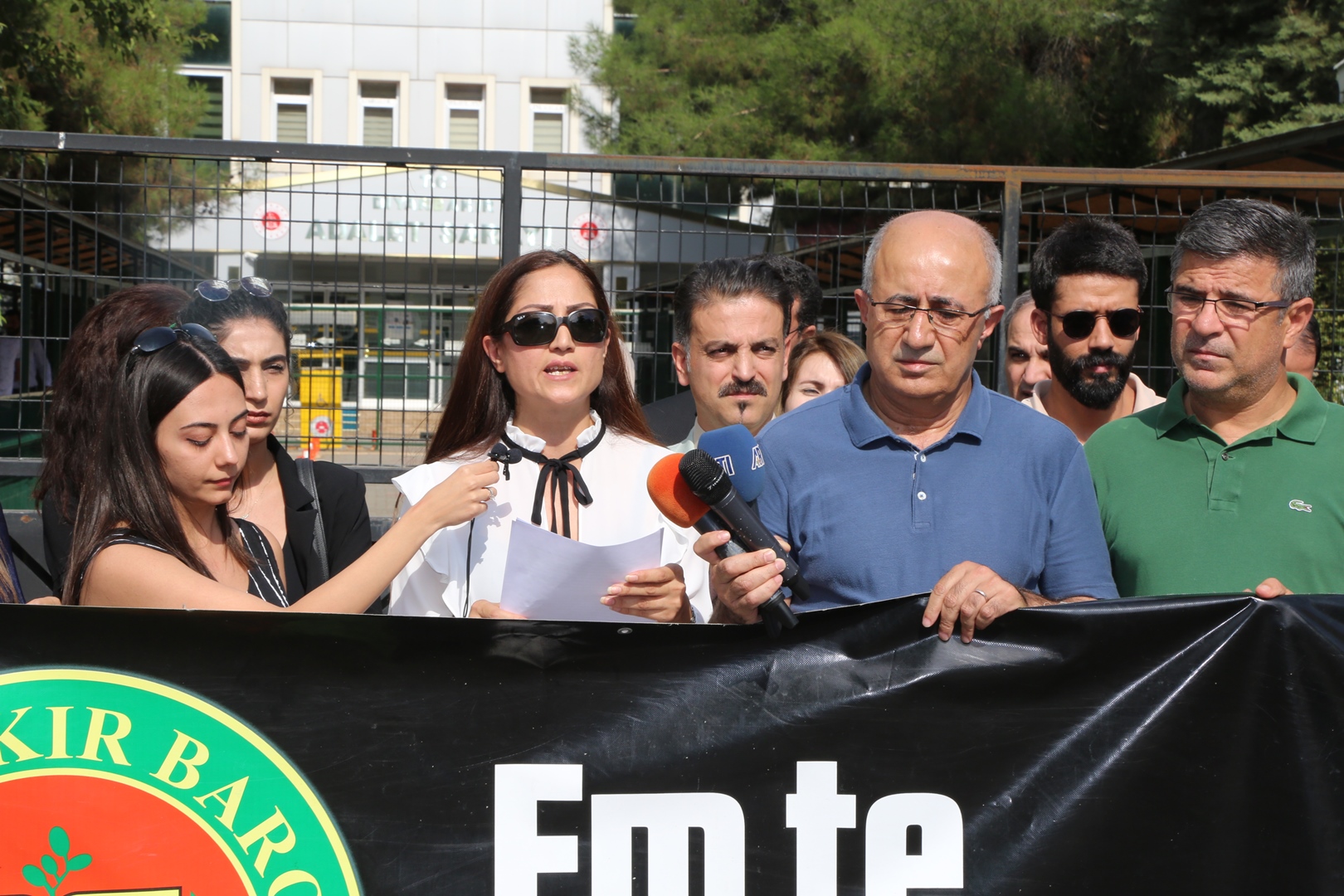 Baro Başkanımız Tahir ELÇİ'nin Katledilişinin 197. Haftası Anma Etkinliği Diyarbakır Adliyesi Önünde Gerçekleştirildi... — 2