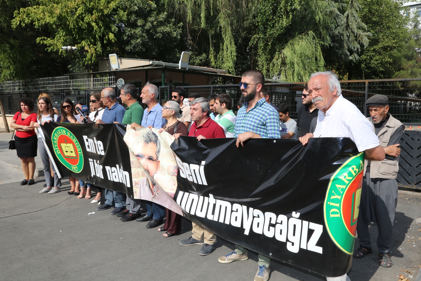 Baro Başkanımız Tahir ELÇİ'nin Katledilişinin 197. Haftası Anma Etkinliği Diyarbakır Adliyesi Önünde Gerçekleştirildi... — 4