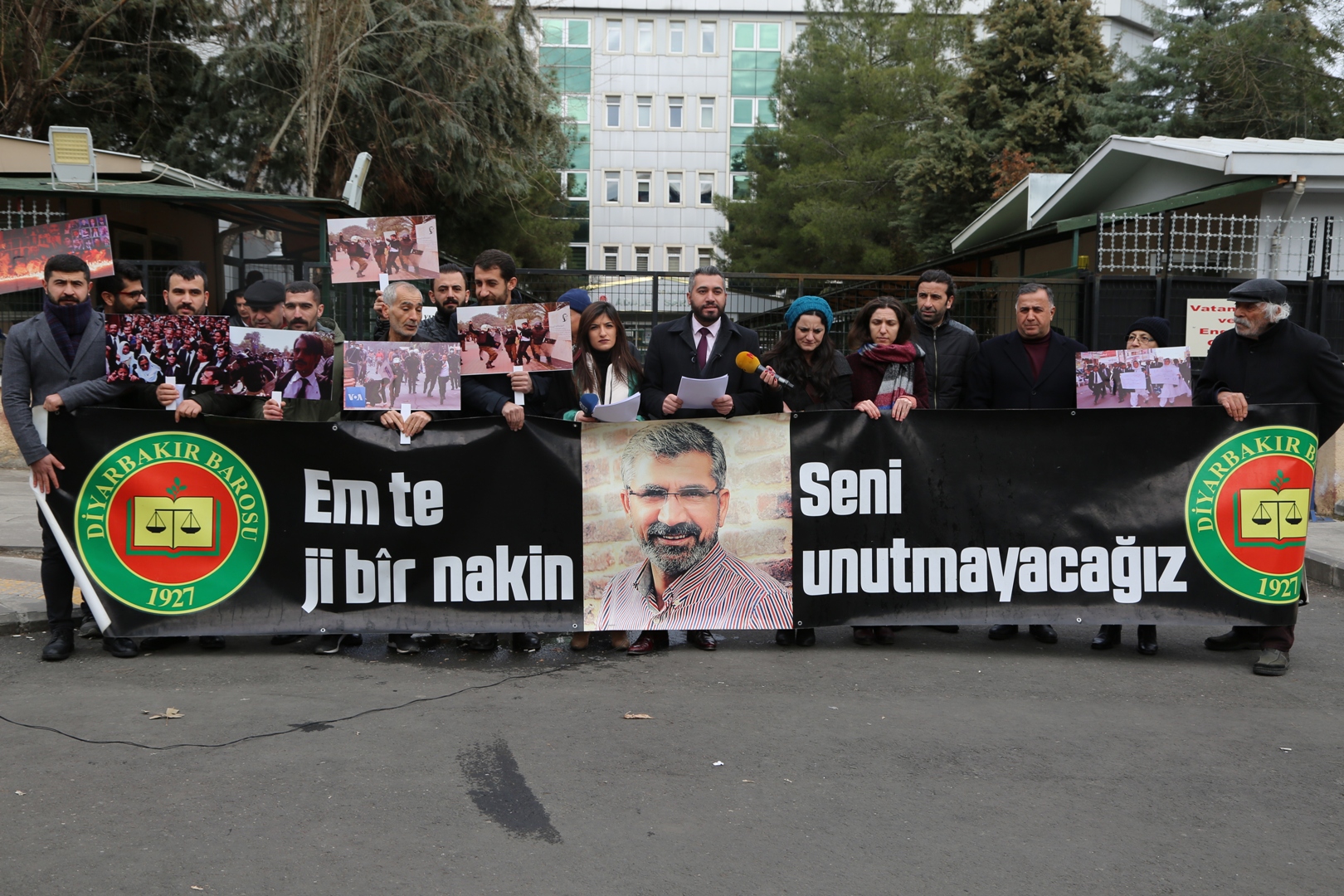 Baro Başkanımız Tahir ELÇİ'nin Katledilişinin 212. Haftası Anma Etkinliği Diyarbakır Adliyesi Önünde Gerçekleştirildi — 1