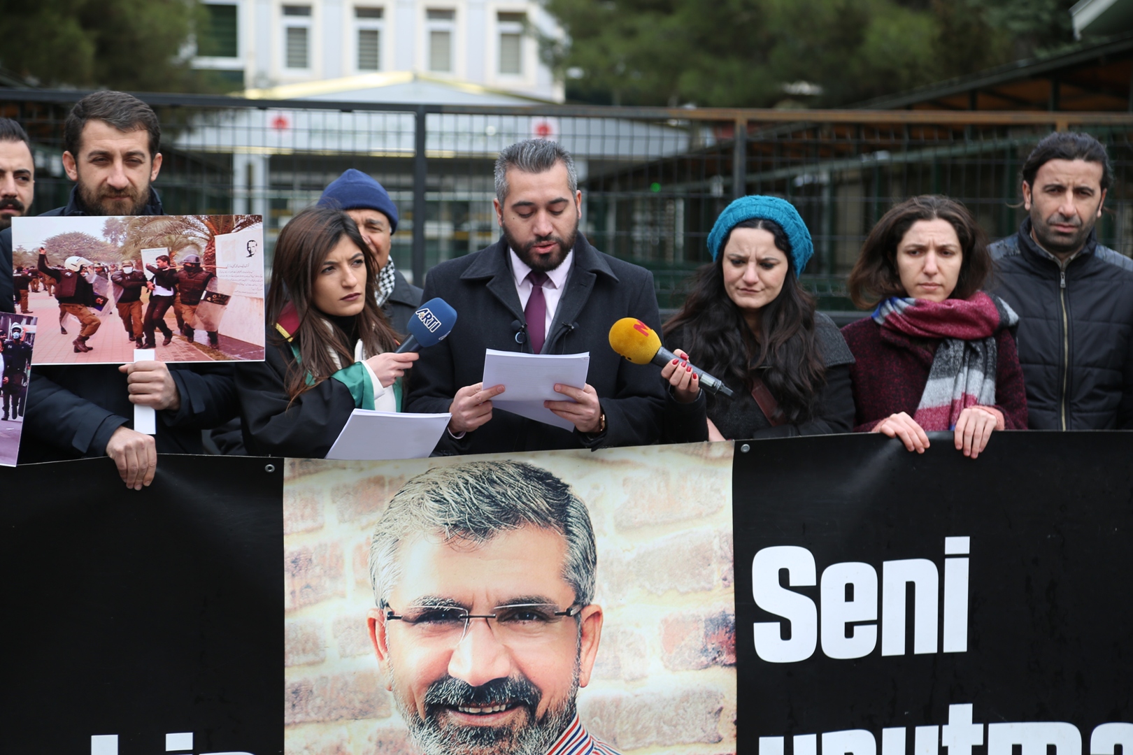 Baro Başkanımız Tahir ELÇİ'nin Katledilişinin 212. Haftası Anma Etkinliği Diyarbakır Adliyesi Önünde Gerçekleştirildi — 2