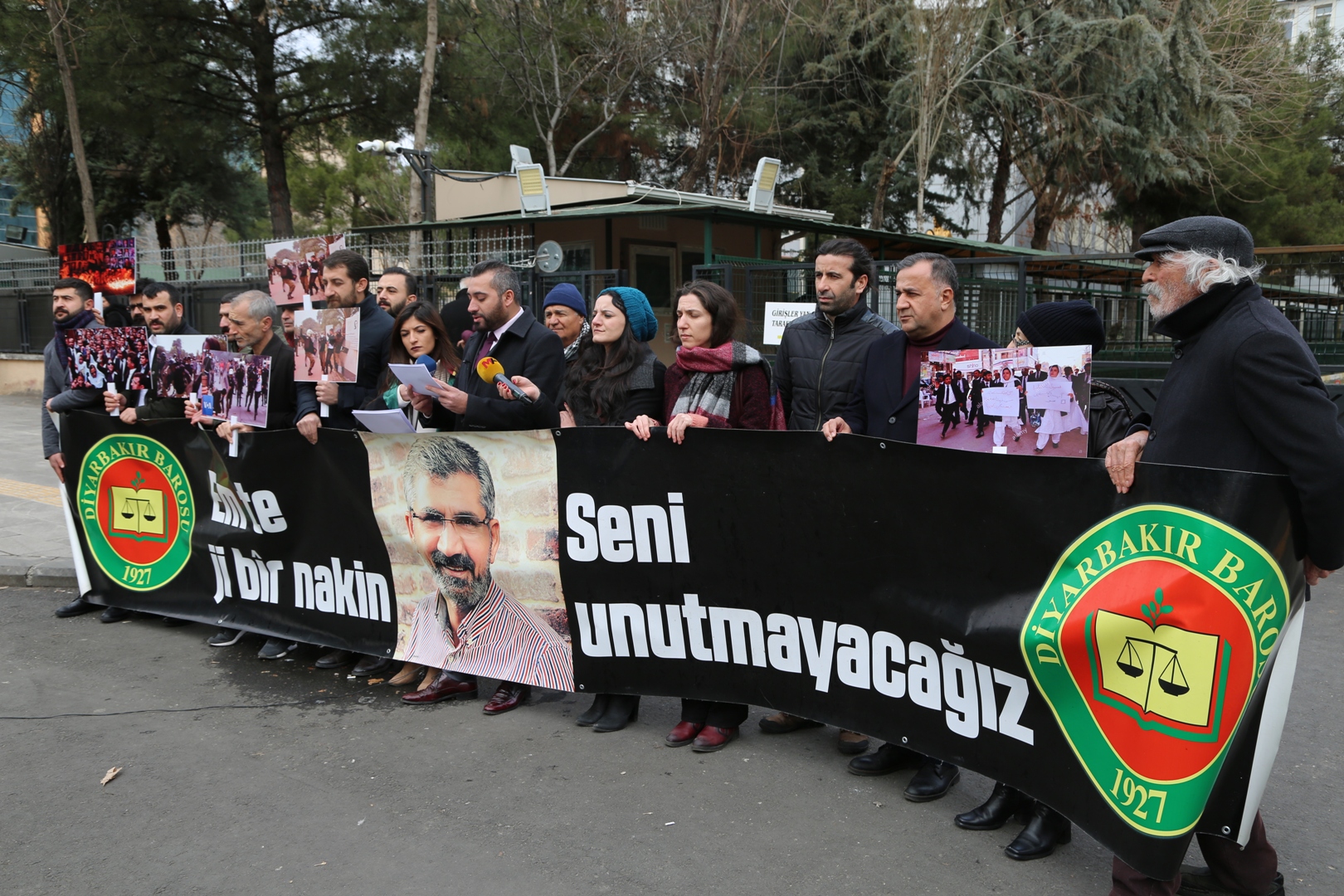 Baro Başkanımız Tahir ELÇİ'nin Katledilişinin 212. Haftası Anma Etkinliği Diyarbakır Adliyesi Önünde Gerçekleştirildi — 4