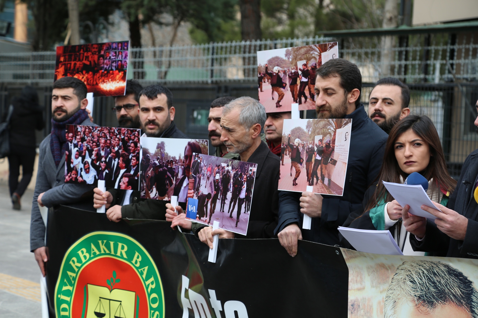 Baro Başkanımız Tahir ELÇİ'nin Katledilişinin 212. Haftası Anma Etkinliği Diyarbakır Adliyesi Önünde Gerçekleştirildi — 6