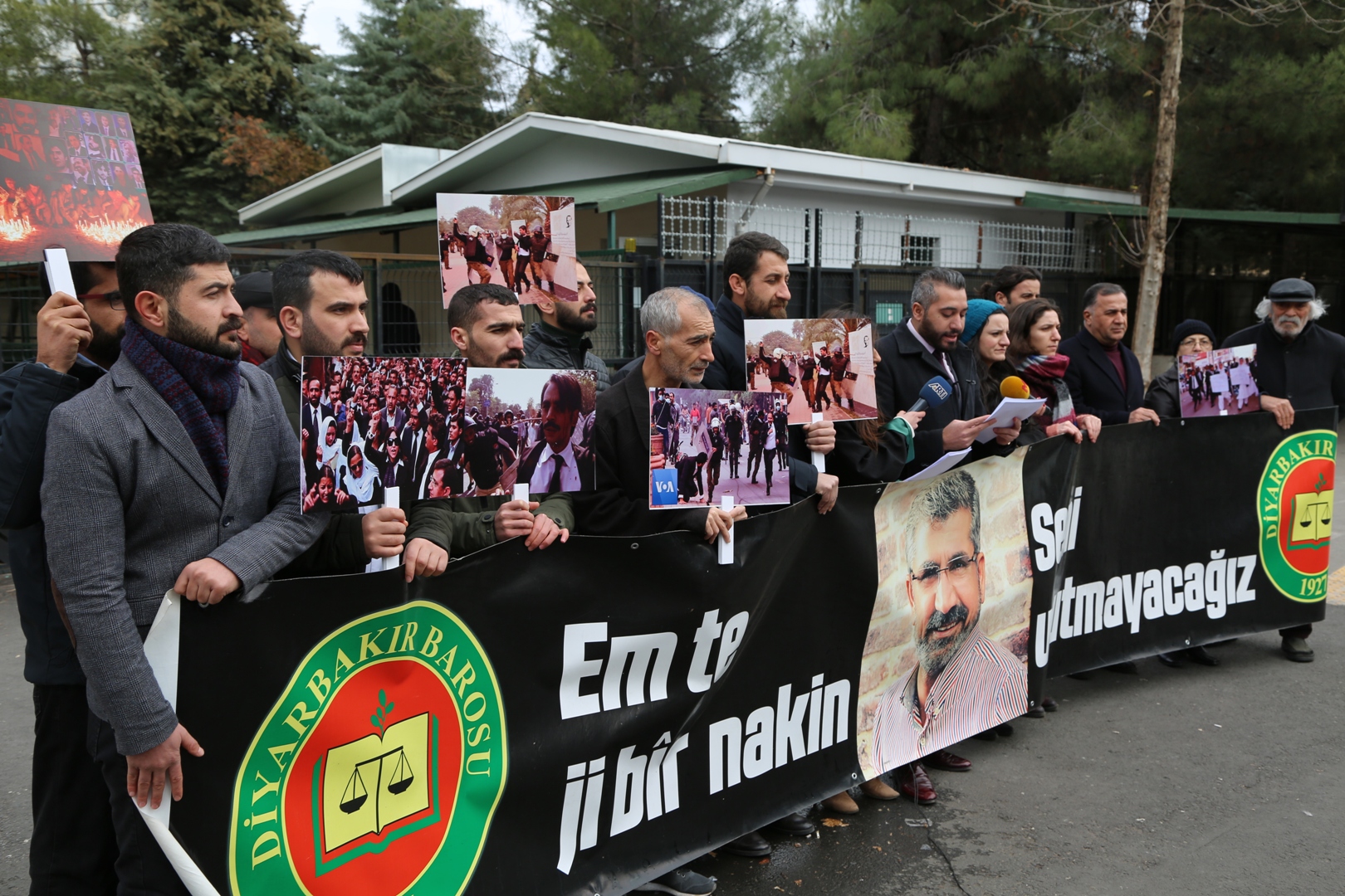 Baro Başkanımız Tahir ELÇİ'nin Katledilişinin 212. Haftası Anma Etkinliği Diyarbakır Adliyesi Önünde Gerçekleştirildi — 7