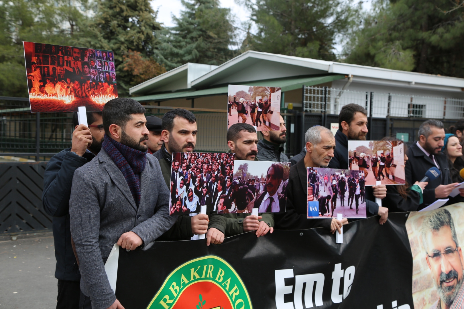 Baro Başkanımız Tahir ELÇİ'nin Katledilişinin 212. Haftası Anma Etkinliği Diyarbakır Adliyesi Önünde Gerçekleştirildi — 8