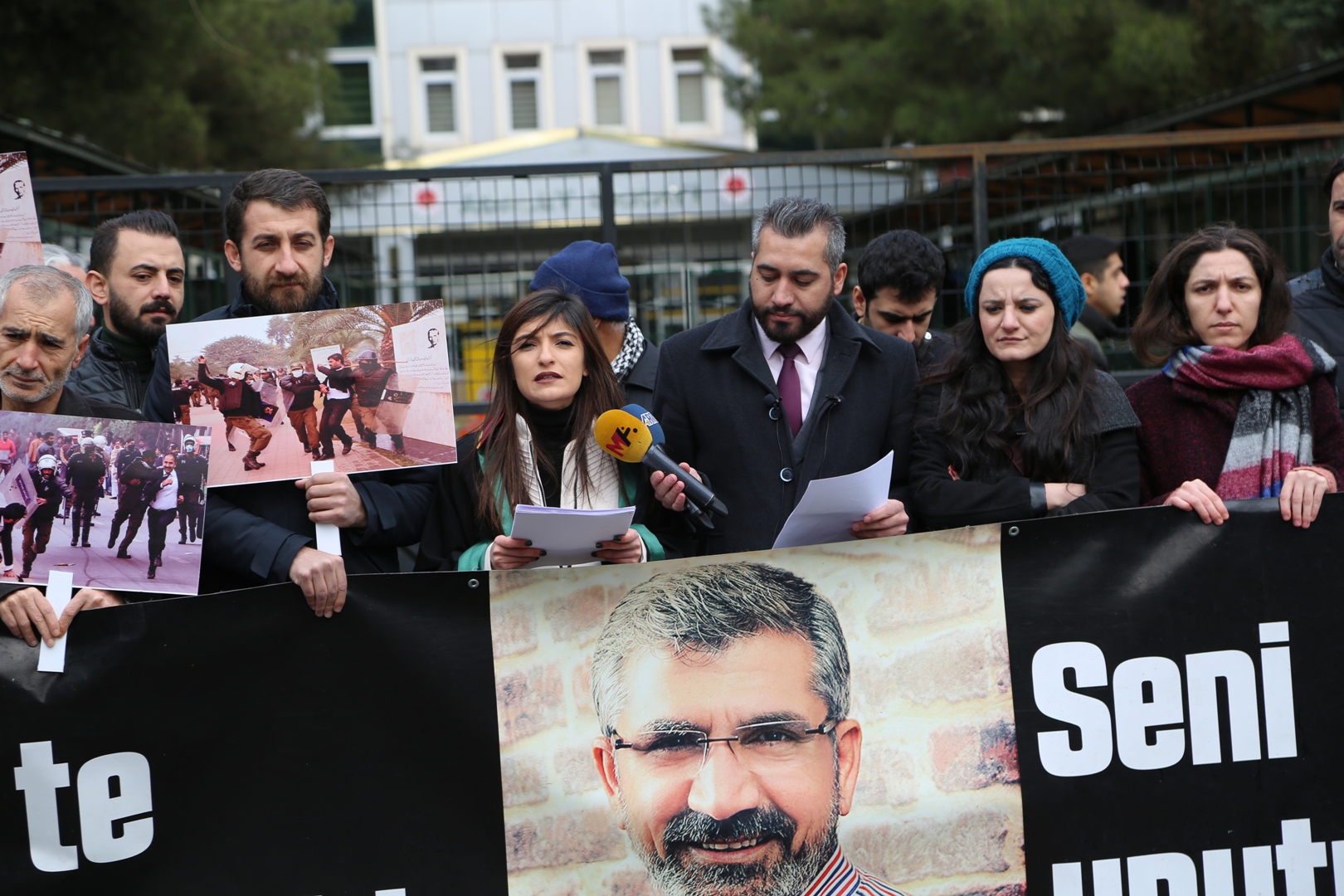 Baro Başkanımız Tahir ELÇİ'nin Katledilişinin 212. Haftası Anma Etkinliği Diyarbakır Adliyesi Önünde Gerçekleştirildi — 9