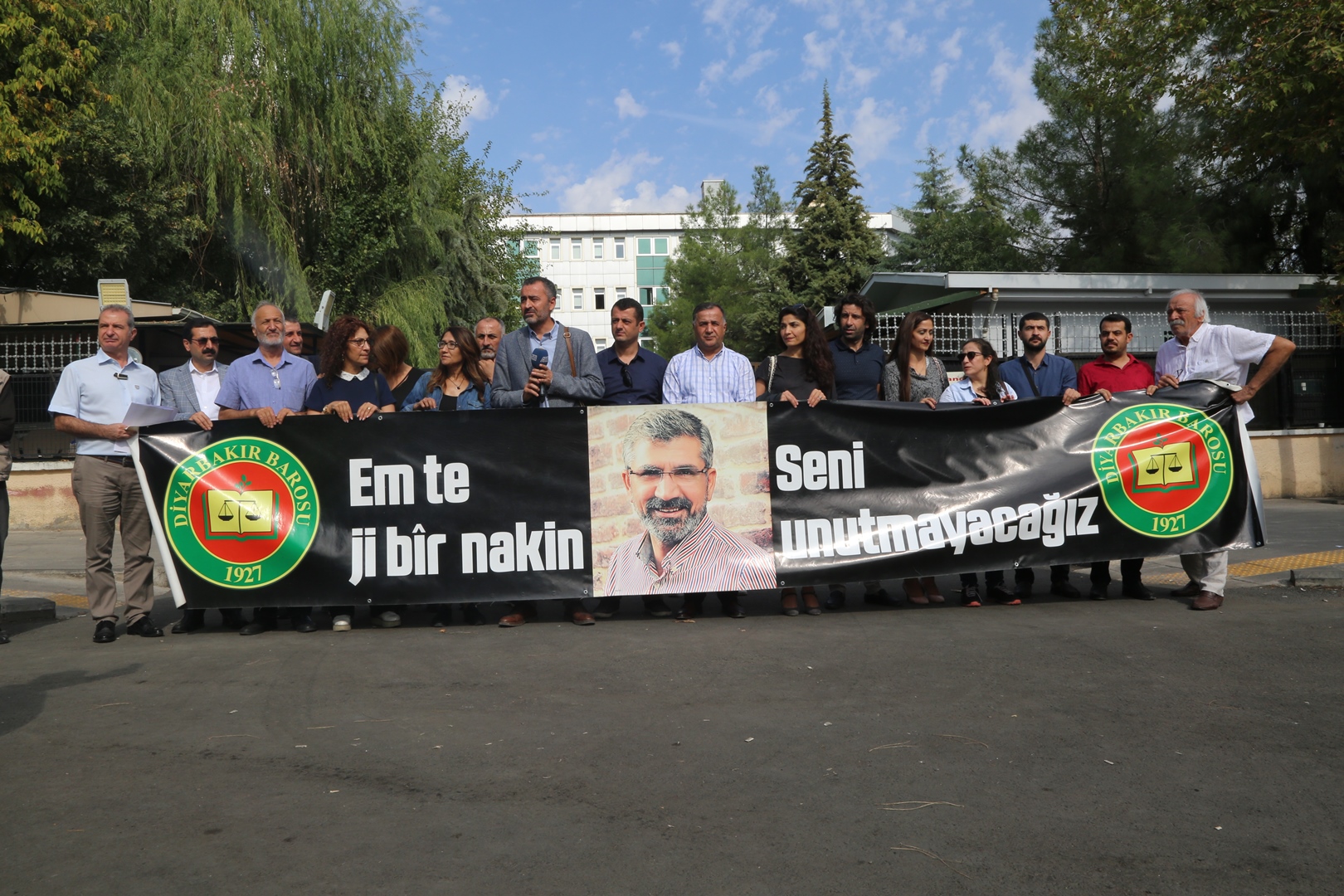 Baro Başkanımız Tahir ELÇİ'nin Katledilişinin 198. Haftası Anma Etkinliği Diyarbakır Adliyesi Önünde Gerçekleştirildi... — 1