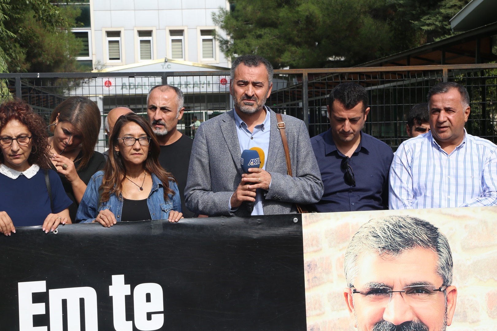 Baro Başkanımız Tahir ELÇİ'nin Katledilişinin 198. Haftası Anma Etkinliği Diyarbakır Adliyesi Önünde Gerçekleştirildi... — 2