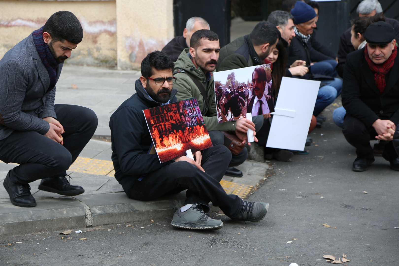 Baro Başkanımız Tahir ELÇİ'nin Katledilişinin 212. Haftası Anma Etkinliği Diyarbakır Adliyesi Önünde Gerçekleştirildi — 13